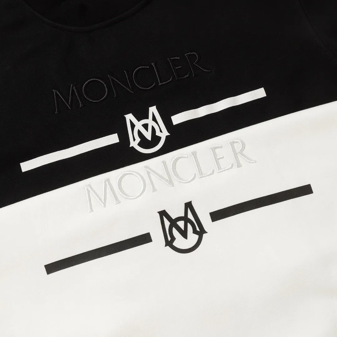 P210 Style No.: 854 〈MONCLER〉The price of the embroidered printed round neck sweatshirt with a hood is actually quite advantageous. Those who have been to the counters should know that the price of the hooded sweatshirt is not much cheaper than that of Gucci Burberry. It is just relatively low-key and unwilling to hype. It is a picture that you want to buy or not. The aloof existence... ✅460 grams of 100% pure cotton wool fabric OS version is too large ✅Combined with the original high weight double yarn thread ✅Correct three-needle and five-thread craftsmanship Chain edge Color: Black White Size S M L