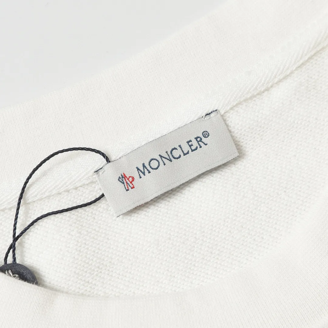 P210 Style No.: 854 〈MONCLER〉The price of the embroidered printed round neck sweatshirt with a hood is actually quite advantageous. Those who have been to the counters should know that the price of the hooded sweatshirt is not much cheaper than that of Gucci Burberry. It is just relatively low-key and unwilling to hype. It is a picture that you want to buy or not. The aloof existence... ✅460 grams of 100% pure cotton wool fabric OS version is too large ✅Combined with the original high weight double yarn thread ✅Correct three-needle and five-thread craftsmanship Chain edge Color: Black White Size S M L