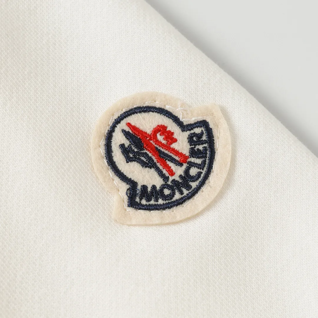 P210 Style No.: 854 〈MONCLER〉The price of the embroidered printed round neck sweatshirt with a hood is actually quite advantageous. Those who have been to the counters should know that the price of the hooded sweatshirt is not much cheaper than that of Gucci Burberry. It is just relatively low-key and unwilling to hype. It is a picture that you want to buy or not. The aloof existence... ✅460 grams of 100% pure cotton wool fabric OS version is too large ✅Combined with the original high weight double yarn thread ✅Correct three-needle and five-thread craftsmanship Chain edge Color: Black White Size S M L