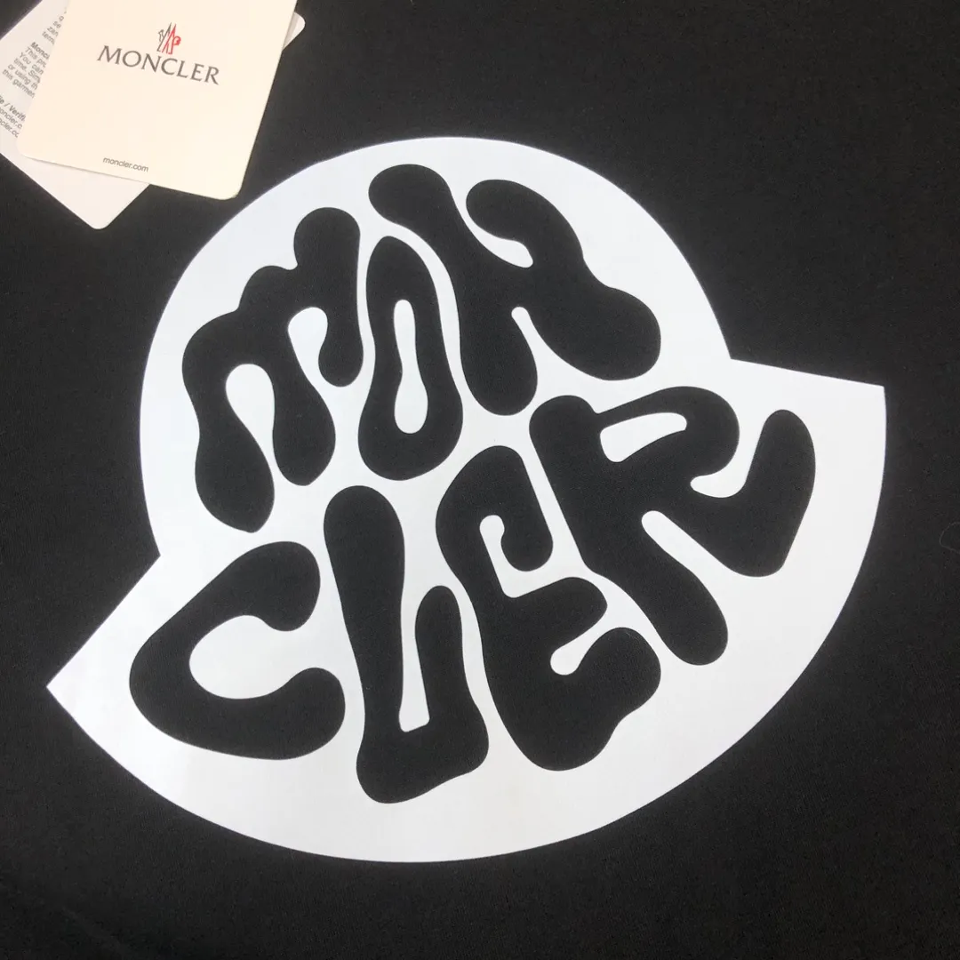 P160 MONCLER 2025 latest couple style round neck short-sleeved couple T-shirt, new spring and summer product, high quality 🔥🔥Three-dimensional logo letter logo printing technology on the chest! Fashionable and versatile trendy styles, customized imported fabrics! Comfortable to wear, breathable, fashionable without losing personality, the upper body is casual and casual, handsome and stylish, showing the temperament of a big brand. All three standards are complete! ! Color: Black White Size: S M L XL (Loose fit, please state your height and weight when placing an order)