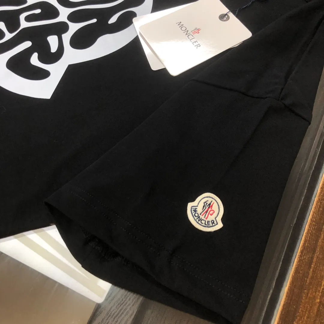 P160 MONCLER 2025 latest couple style round neck short-sleeved couple T-shirt, new spring and summer product, high quality 🔥🔥Three-dimensional logo letter logo printing technology on the chest! Fashionable and versatile trendy styles, customized imported fabrics! Comfortable to wear, breathable, fashionable without losing personality, the upper body is casual and casual, handsome and stylish, showing the temperament of a big brand. All three standards are complete! ! Color: Black White Size: S M L XL (Loose fit, please state your height and weight when placing an order)