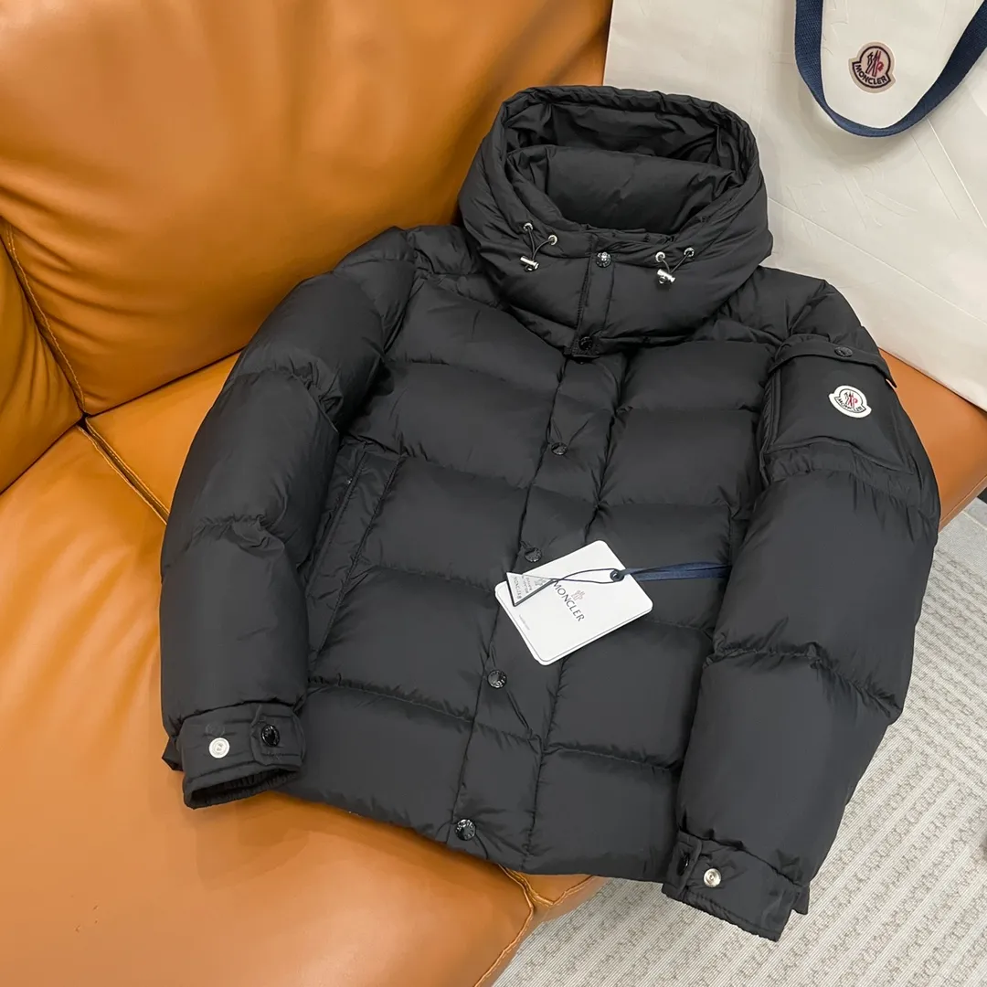 P760 Moncler ➡️New Meng Mouth Autumn and Winter Product Vezere🦢Goose Down Down Jacket, Same Style for Men and Women This Vezere short down jacket is a basic warm item that highlights Moncler’s style characteristics. The Vezere down jacket is made from longue saison fabric, which is both lightweight and warm. This short down jacket features a hood that can be easily removed depending on the weather. The jacket's silhouette and sleeve patch pockets pay homage to the iconic Moncler Maya down jacket. •Made in longue saison fabric •Nylon léger brillant lining •Down filled •Removable and adjustable hood •Zip and snap fastening •Zip pockets •Patch pockets on sleeves •Adjustable cuffs •Drawstring hem