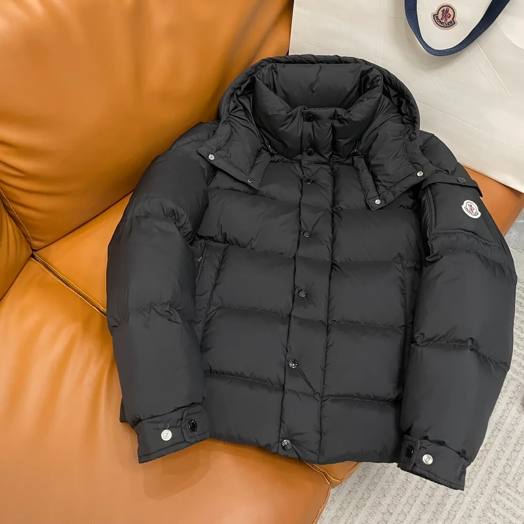 P760 Moncler ➡️New Meng Mouth Autumn and Winter Product Vezere🦢Goose Down Down Jacket, Same Style for Men and Women This Vezere short down jacket is a basic warm item that highlights Moncler’s style characteristics. The Vezere down jacket is made from longue saison fabric, which is both lightweight and warm. This short down jacket features a hood that can be easily removed depending on the weather. The jacket's silhouette and sleeve patch pockets pay homage to the iconic Moncler Maya down jacket. •Made in longue saison fabric •Nylon léger brillant lining •Down filled •Removable and adjustable hood •Zip and snap fastening •Zip pockets •Patch pockets on sleeves •Adjustable cuffs •Drawstring hem