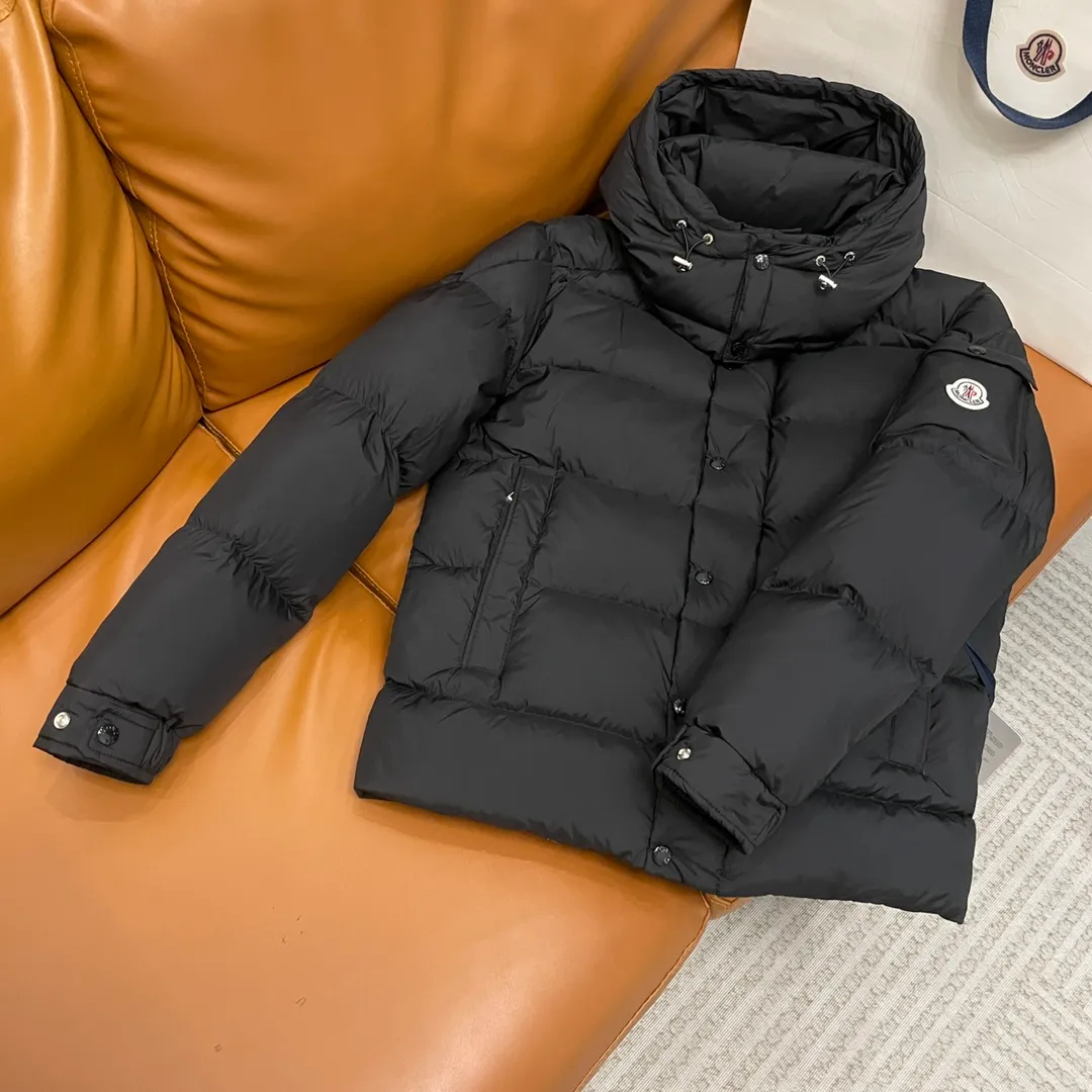 P760 Moncler ➡️New Meng Mouth Autumn and Winter Product Vezere🦢Goose Down Down Jacket, Same Style for Men and Women This Vezere short down jacket is a basic warm item that highlights Moncler’s style characteristics. The Vezere down jacket is made from longue saison fabric, which is both lightweight and warm. This short down jacket features a hood that can be easily removed depending on the weather. The jacket's silhouette and sleeve patch pockets pay homage to the iconic Moncler Maya down jacket. •Made in longue saison fabric •Nylon léger brillant lining •Down filled •Removable and adjustable hood •Zip and snap fastening •Zip pockets •Patch pockets on sleeves •Adjustable cuffs •Drawstring hem