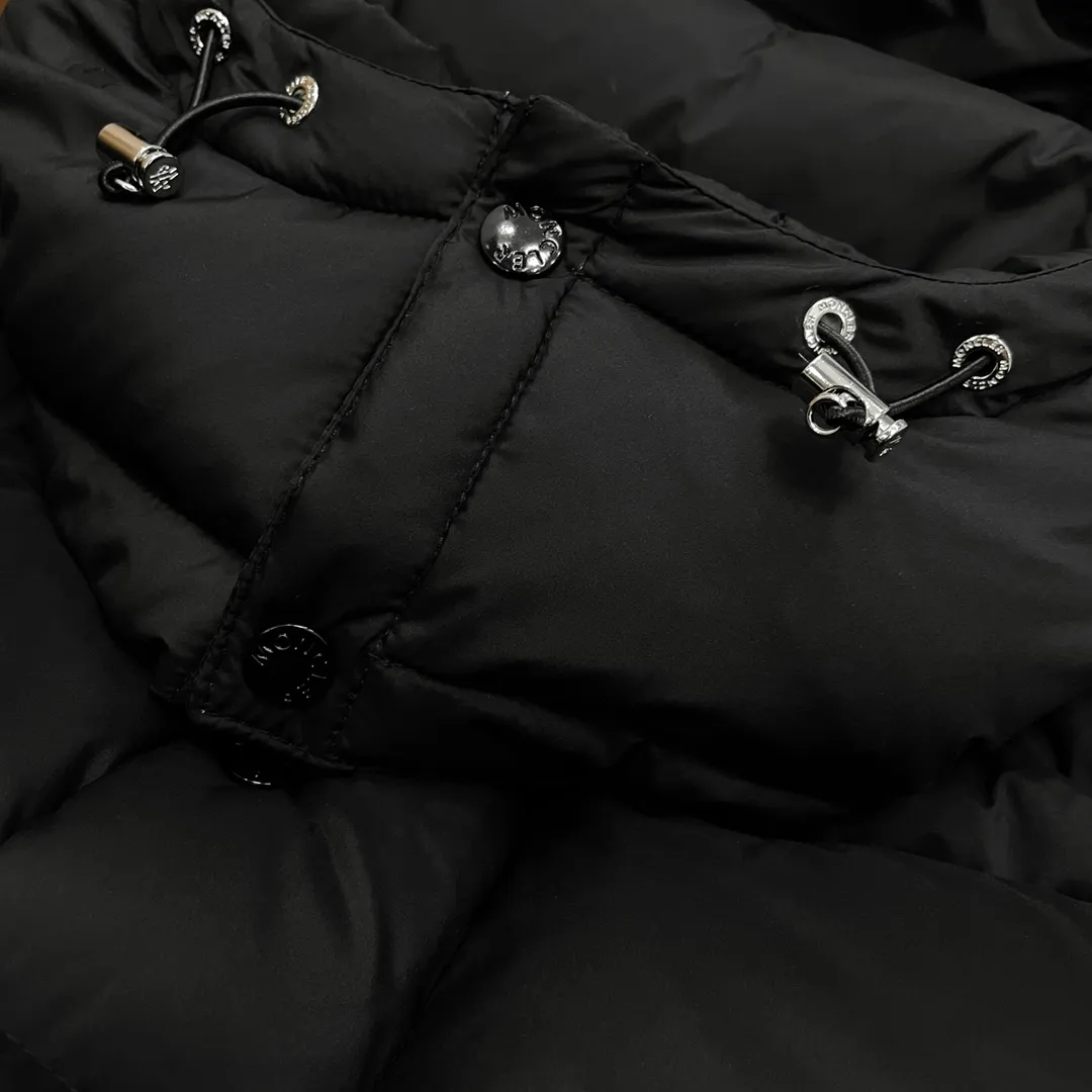 P760 Moncler ➡️New Meng Mouth Autumn and Winter Product Vezere🦢Goose Down Down Jacket, Same Style for Men and Women This Vezere short down jacket is a basic warm item that highlights Moncler’s style characteristics. The Vezere down jacket is made from longue saison fabric, which is both lightweight and warm. This short down jacket features a hood that can be easily removed depending on the weather. The jacket's silhouette and sleeve patch pockets pay homage to the iconic Moncler Maya down jacket. •Made in longue saison fabric •Nylon léger brillant lining •Down filled •Removable and adjustable hood •Zip and snap fastening •Zip pockets •Patch pockets on sleeves •Adjustable cuffs •Drawstring hem
