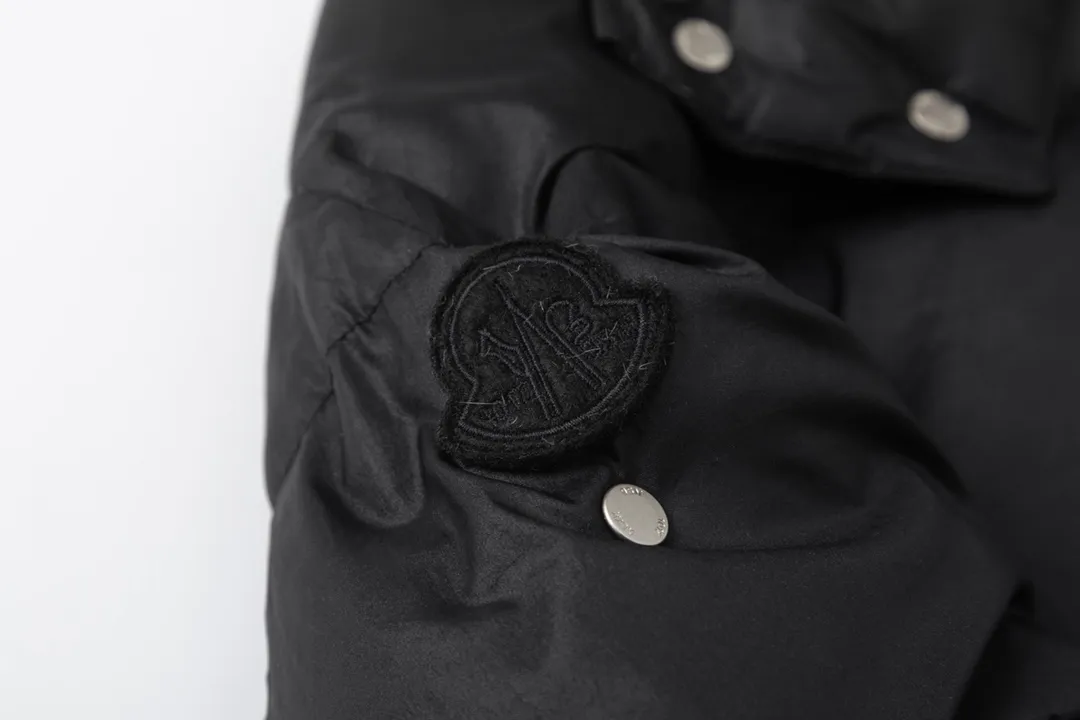 P980 Moncler | Moncler The combination of zipper and hardware looks more advanced! A simple design allows you not to be afraid of the cold in winter! Filled with white down for warmth and care! The two-way zipper fly can adjust the shape of the clothing and lock in the temperature!  The imported fabrics are supplied by customers, are windproof and snowproof, have a first-class feel, full texture, and no velvet leakage! The inside is full of down, international standard 90% white duck down ➕ 10% white duck feathers! High fluffiness and great warmth retention properties! Simple silhouettes and cuts can be styled in any style! How to tell whether a piece of down has high down content? Open the inside and press the convex part of the down, and it will rebound slowly! Please pay attention to the distinction. The ingredients of many washed wheat products on the market are different from the real thing! Our family guarantees that not a single ingredient is missing!  Outer layer material: customized m fabric material provided by customers! High density! Not only is it breathable and comfortable to wear! It also has good anti-low temperature, anti-static and anti-wrinkle effects! Specially designed ultra-durable fabric to keep you warm and dry even in extreme environmental climates!  It can bring you the best warmth in late autumn, with pure British blood! Bring an extraordinary experience! A down vest can bring you plenty of warmth in autumn and winter when the temperature changes suddenly!  If you come across such a beautiful model, hurry up and grab it. Exclusive stock, exclusive resource gifts, super recommended! Needless to say, it’s a good thing. It would be a pity to miss it. I look forward to your fans’ perfect performance!  Product Color: Black Silver Gray Size: 1 2 3 4 5