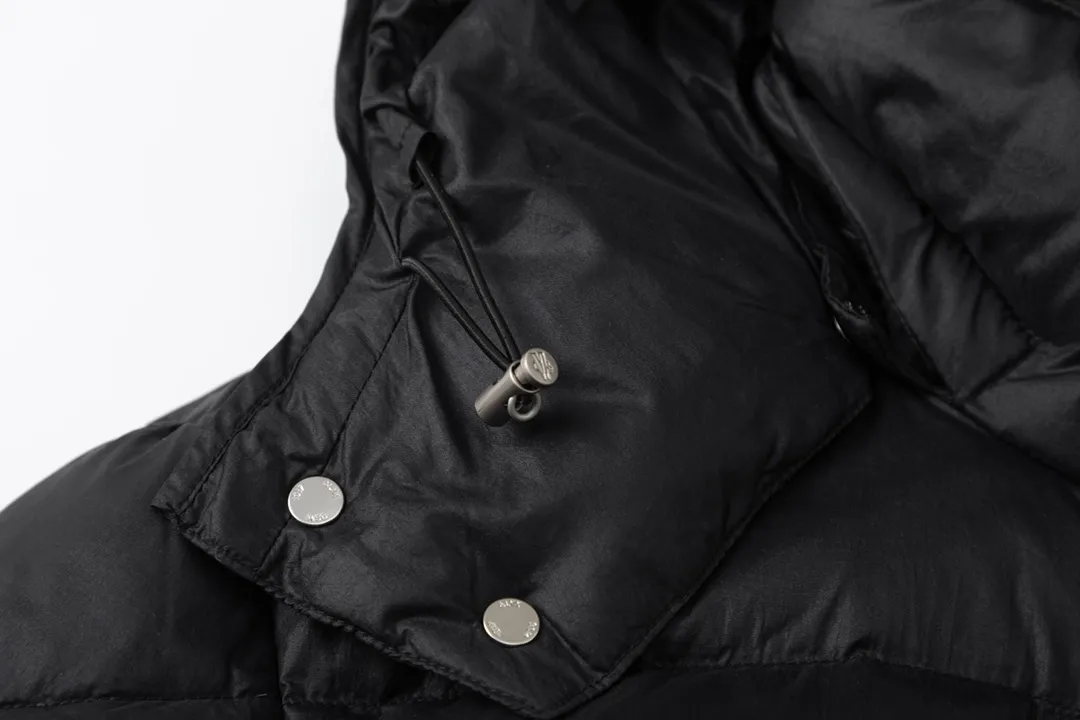 P980 Moncler | Moncler The combination of zipper and hardware looks more advanced! A simple design allows you not to be afraid of the cold in winter! Filled with white down for warmth and care! The two-way zipper fly can adjust the shape of the clothing and lock in the temperature!  The imported fabrics are supplied by customers, are windproof and snowproof, have a first-class feel, full texture, and no velvet leakage! The inside is full of down, international standard 90% white duck down ➕ 10% white duck feathers! High fluffiness and great warmth retention properties! Simple silhouettes and cuts can be styled in any style! How to tell whether a piece of down has high down content? Open the inside and press the convex part of the down, and it will rebound slowly! Please pay attention to the distinction. The ingredients of many washed wheat products on the market are different from the real thing! Our family guarantees that not a single ingredient is missing!  Outer layer material: customized m fabric material provided by customers! High density! Not only is it breathable and comfortable to wear! It also has good anti-low temperature, anti-static and anti-wrinkle effects! Specially designed ultra-durable fabric to keep you warm and dry even in extreme environmental climates!  It can bring you the best warmth in late autumn, with pure British blood! Bring an extraordinary experience! A down vest can bring you plenty of warmth in autumn and winter when the temperature changes suddenly!  If you come across such a beautiful model, hurry up and grab it. Exclusive stock, exclusive resource gifts, super recommended! Needless to say, it’s a good thing. It would be a pity to miss it. I look forward to your fans’ perfect performance!  Product Color: Black Silver Gray Size: 1 2 3 4 5