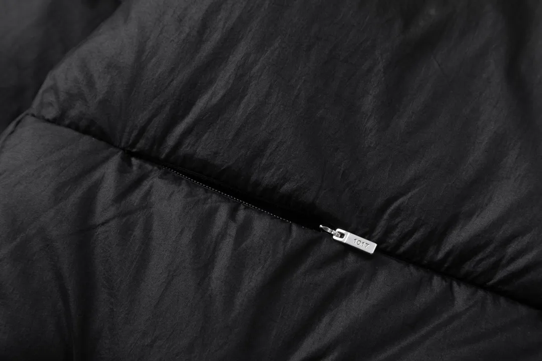 P980 Moncler | Moncler The combination of zipper and hardware looks more advanced! A simple design allows you not to be afraid of the cold in winter! Filled with white down for warmth and care! The two-way zipper fly can adjust the shape of the clothing and lock in the temperature!  The imported fabrics are supplied by customers, are windproof and snowproof, have a first-class feel, full texture, and no velvet leakage! The inside is full of down, international standard 90% white duck down ➕ 10% white duck feathers! High fluffiness and great warmth retention properties! Simple silhouettes and cuts can be styled in any style! How to tell whether a piece of down has high down content? Open the inside and press the convex part of the down, and it will rebound slowly! Please pay attention to the distinction. The ingredients of many washed wheat products on the market are different from the real thing! Our family guarantees that not a single ingredient is missing!  Outer layer material: customized m fabric material provided by customers! High density! Not only is it breathable and comfortable to wear! It also has good anti-low temperature, anti-static and anti-wrinkle effects! Specially designed ultra-durable fabric to keep you warm and dry even in extreme environmental climates!  It can bring you the best warmth in late autumn, with pure British blood! Bring an extraordinary experience! A down vest can bring you plenty of warmth in autumn and winter when the temperature changes suddenly!  If you come across such a beautiful model, hurry up and grab it. Exclusive stock, exclusive resource gifts, super recommended! Needless to say, it’s a good thing. It would be a pity to miss it. I look forward to your fans’ perfect performance!  Product Color: Black Silver Gray Size: 1 2 3 4 5