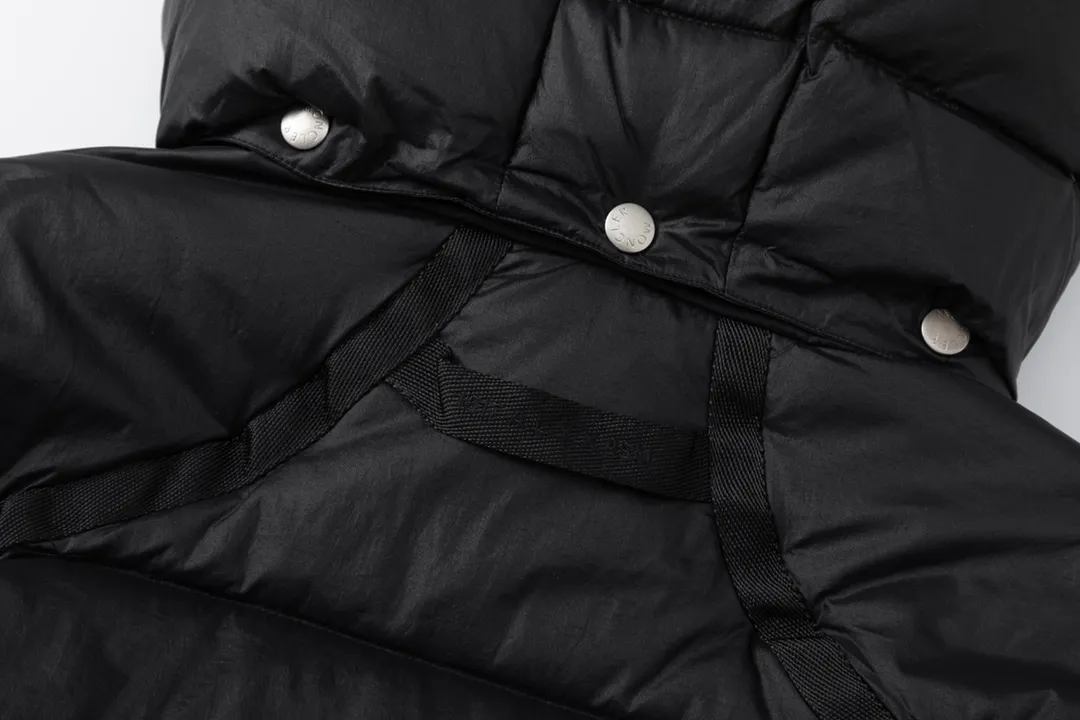 P980 Moncler | Moncler The combination of zipper and hardware looks more advanced! A simple design allows you not to be afraid of the cold in winter! Filled with white down for warmth and care! The two-way zipper fly can adjust the shape of the clothing and lock in the temperature!  The imported fabrics are supplied by customers, are windproof and snowproof, have a first-class feel, full texture, and no velvet leakage! The inside is full of down, international standard 90% white duck down ➕ 10% white duck feathers! High fluffiness and great warmth retention properties! Simple silhouettes and cuts can be styled in any style! How to tell whether a piece of down has high down content? Open the inside and press the convex part of the down, and it will rebound slowly! Please pay attention to the distinction. The ingredients of many washed wheat products on the market are different from the real thing! Our family guarantees that not a single ingredient is missing!  Outer layer material: customized m fabric material provided by customers! High density! Not only is it breathable and comfortable to wear! It also has good anti-low temperature, anti-static and anti-wrinkle effects! Specially designed ultra-durable fabric to keep you warm and dry even in extreme environmental climates!  It can bring you the best warmth in late autumn, with pure British blood! Bring an extraordinary experience! A down vest can bring you plenty of warmth in autumn and winter when the temperature changes suddenly!  If you come across such a beautiful model, hurry up and grab it. Exclusive stock, exclusive resource gifts, super recommended! Needless to say, it’s a good thing. It would be a pity to miss it. I look forward to your fans’ perfect performance!  Product Color: Black Silver Gray Size: 1 2 3 4 5