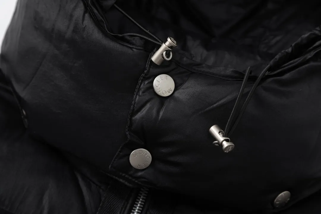 P980 Moncler | Moncler The combination of zipper and hardware looks more advanced! A simple design allows you not to be afraid of the cold in winter! Filled with white down for warmth and care! The two-way zipper fly can adjust the shape of the clothing and lock in the temperature!  The imported fabrics are supplied by customers, are windproof and snowproof, have a first-class feel, full texture, and no velvet leakage! The inside is full of down, international standard 90% white duck down ➕ 10% white duck feathers! High fluffiness and great warmth retention properties! Simple silhouettes and cuts can be styled in any style! How to tell whether a piece of down has high down content? Open the inside and press the convex part of the down, and it will rebound slowly! Please pay attention to the distinction. The ingredients of many washed wheat products on the market are different from the real thing! Our family guarantees that not a single ingredient is missing!  Outer layer material: customized m fabric material provided by customers! High density! Not only is it breathable and comfortable to wear! It also has good anti-low temperature, anti-static and anti-wrinkle effects! Specially designed ultra-durable fabric to keep you warm and dry even in extreme environmental climates!  It can bring you the best warmth in late autumn, with pure British blood! Bring an extraordinary experience! A down vest can bring you plenty of warmth in autumn and winter when the temperature changes suddenly!  If you come across such a beautiful model, hurry up and grab it. Exclusive stock, exclusive resource gifts, super recommended! Needless to say, it’s a good thing. It would be a pity to miss it. I look forward to your fans’ perfect performance!  Product Color: Black Silver Gray Size: 1 2 3 4 5