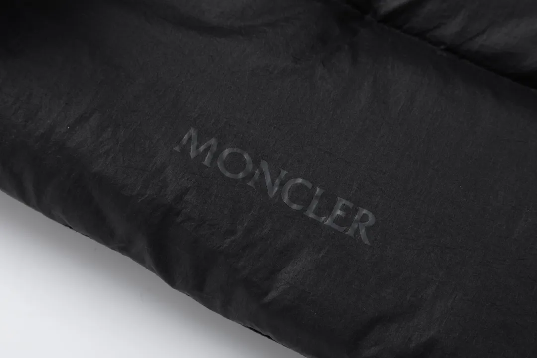 P980 Moncler | Moncler The combination of zipper and hardware looks more advanced! A simple design allows you not to be afraid of the cold in winter! Filled with white down for warmth and care! The two-way zipper fly can adjust the shape of the clothing and lock in the temperature!  The imported fabrics are supplied by customers, are windproof and snowproof, have a first-class feel, full texture, and no velvet leakage! The inside is full of down, international standard 90% white duck down ➕ 10% white duck feathers! High fluffiness and great warmth retention properties! Simple silhouettes and cuts can be styled in any style! How to tell whether a piece of down has high down content? Open the inside and press the convex part of the down, and it will rebound slowly! Please pay attention to the distinction. The ingredients of many washed wheat products on the market are different from the real thing! Our family guarantees that not a single ingredient is missing!  Outer layer material: customized m fabric material provided by customers! High density! Not only is it breathable and comfortable to wear! It also has good anti-low temperature, anti-static and anti-wrinkle effects! Specially designed ultra-durable fabric to keep you warm and dry even in extreme environmental climates!  It can bring you the best warmth in late autumn, with pure British blood! Bring an extraordinary experience! A down vest can bring you plenty of warmth in autumn and winter when the temperature changes suddenly!  If you come across such a beautiful model, hurry up and grab it. Exclusive stock, exclusive resource gifts, super recommended! Needless to say, it’s a good thing. It would be a pity to miss it. I look forward to your fans’ perfect performance!  Product Color: Black Silver Gray Size: 1 2 3 4 5