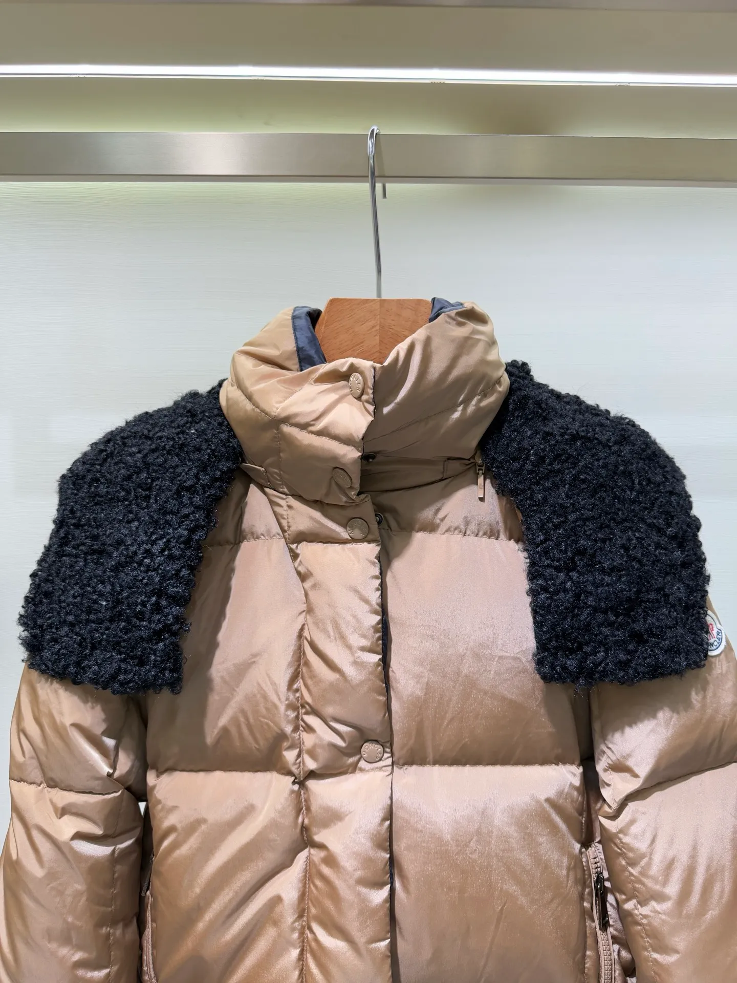 P1320 Moncler Mouth Castelnou Women's Square Quilted Hooded Short Down Jacket The Castelnou down jacket has protective fabric and elegant texture. Short design made from functional nylon fabric with a silky feel. The hood is lined with teddy-style fleece for added softness.  Fabric: Made of nylon fabric, Longue saison lining, filled with down (90 white goose down) Craftsmanship: Detachable and adjustable hood, with teddy style fleece lining, zipper closure, zipper pocket (supports NFC chip function) Size: 0 1 2 3 5555070