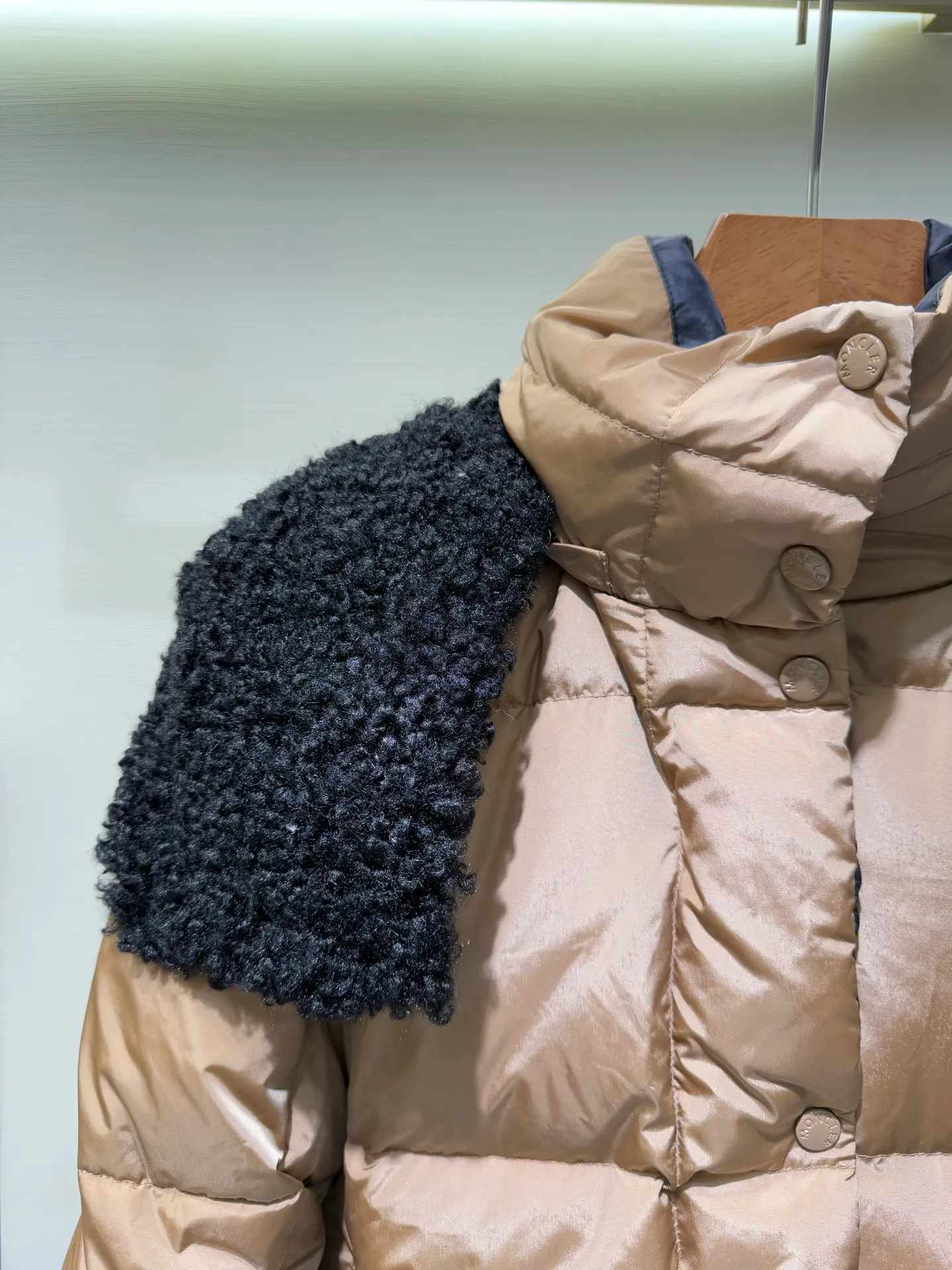 P1320 Moncler Mouth Castelnou Women's Square Quilted Hooded Short Down Jacket The Castelnou down jacket has protective fabric and elegant texture. Short design made from functional nylon fabric with a silky feel. The hood is lined with teddy-style fleece for added softness.  Fabric: Made of nylon fabric, Longue saison lining, filled with down (90 white goose down) Craftsmanship: Detachable and adjustable hood, with teddy style fleece lining, zipper closure, zipper pocket (supports NFC chip function) Size: 0 1 2 3 5555070