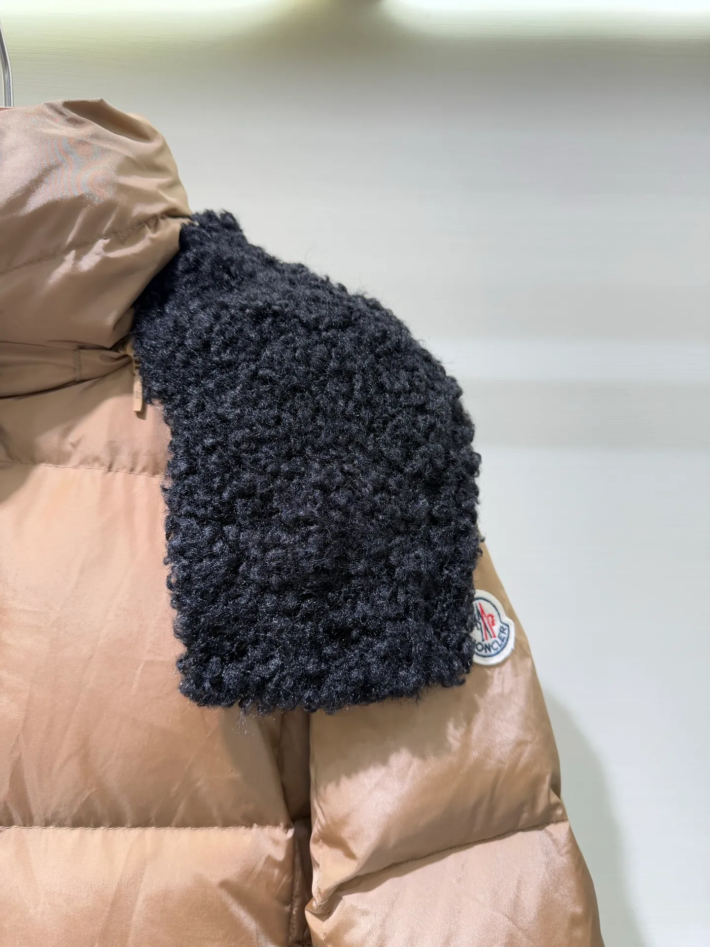 P1320 Moncler Mouth Castelnou Women's Square Quilted Hooded Short Down Jacket The Castelnou down jacket has protective fabric and elegant texture. Short design made from functional nylon fabric with a silky feel. The hood is lined with teddy-style fleece for added softness.  Fabric: Made of nylon fabric, Longue saison lining, filled with down (90 white goose down) Craftsmanship: Detachable and adjustable hood, with teddy style fleece lining, zipper closure, zipper pocket (supports NFC chip function) Size: 0 1 2 3 5555070