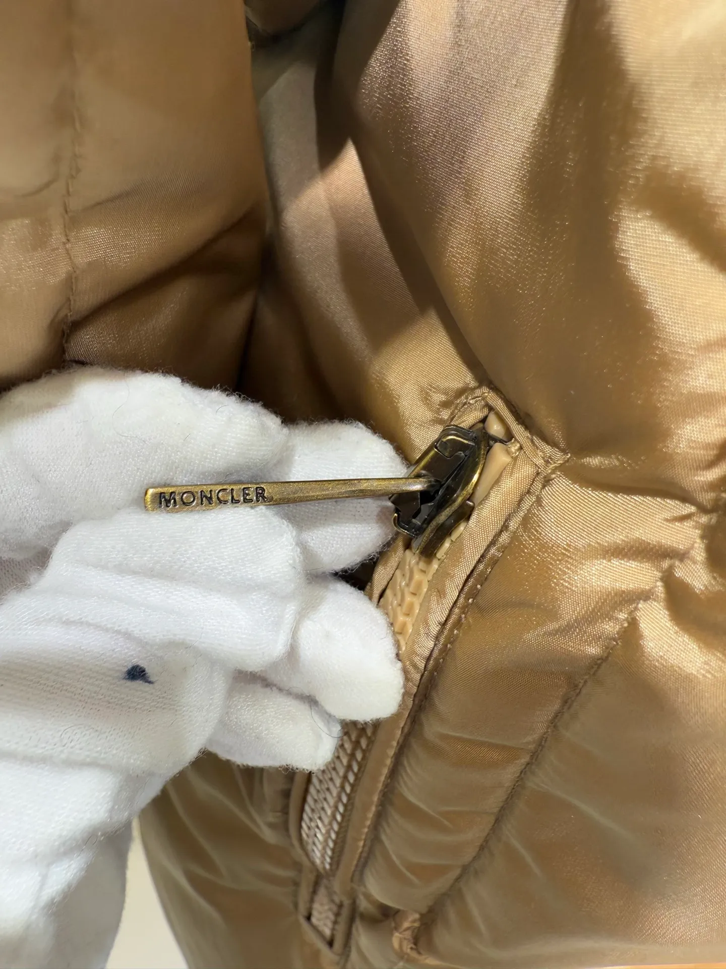 P1320 Moncler Mouth Castelnou Women's Square Quilted Hooded Short Down Jacket The Castelnou down jacket has protective fabric and elegant texture. Short design made from functional nylon fabric with a silky feel. The hood is lined with teddy-style fleece for added softness.  Fabric: Made of nylon fabric, Longue saison lining, filled with down (90 white goose down) Craftsmanship: Detachable and adjustable hood, with teddy style fleece lining, zipper closure, zipper pocket (supports NFC chip function) Size: 0 1 2 3 5555070