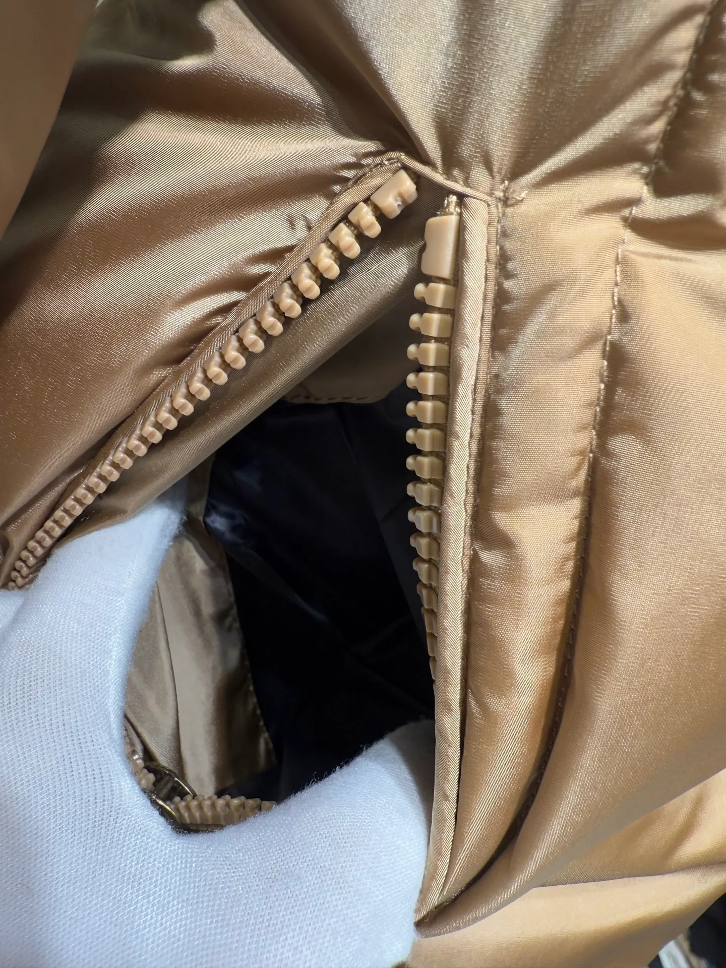 P1320 Moncler Mouth Castelnou Women's Square Quilted Hooded Short Down Jacket The Castelnou down jacket has protective fabric and elegant texture. Short design made from functional nylon fabric with a silky feel. The hood is lined with teddy-style fleece for added softness.  Fabric: Made of nylon fabric, Longue saison lining, filled with down (90 white goose down) Craftsmanship: Detachable and adjustable hood, with teddy style fleece lining, zipper closure, zipper pocket (supports NFC chip function) Size: 0 1 2 3 5555070