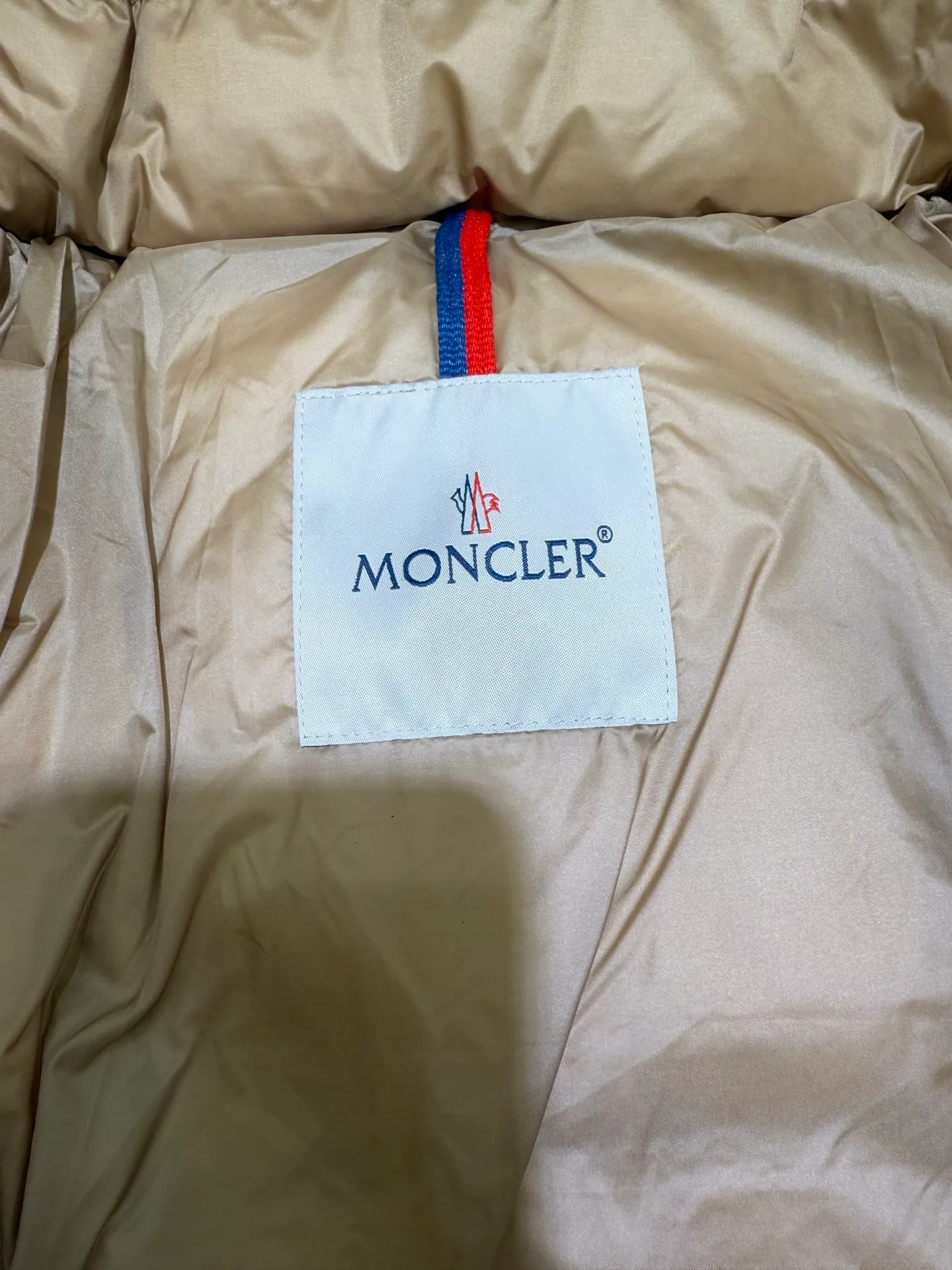 P1320 Moncler Mouth Castelnou Women's Square Quilted Hooded Short Down Jacket The Castelnou down jacket has protective fabric and elegant texture. Short design made from functional nylon fabric with a silky feel. The hood is lined with teddy-style fleece for added softness.  Fabric: Made of nylon fabric, Longue saison lining, filled with down (90 white goose down) Craftsmanship: Detachable and adjustable hood, with teddy style fleece lining, zipper closure, zipper pocket (supports NFC chip function) Size: 0 1 2 3 5555070