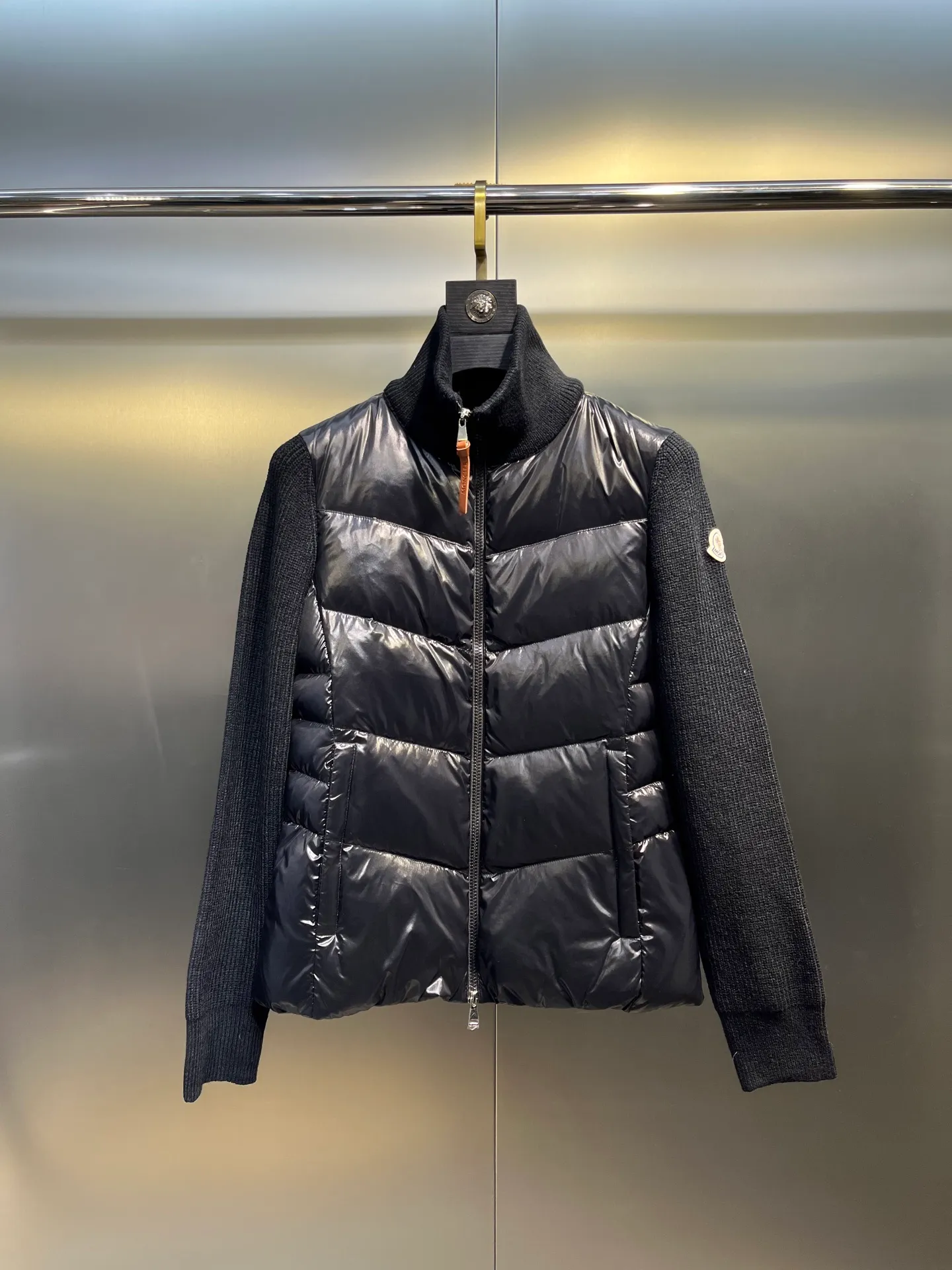 P700 Moncler muzzle classic stand collar zipper wool knitted splicing jacket single down! Checkered quilting and a waist-cinched silhouette are versatile and effortless. Original customized national standard 90 white duck down filling! Imported lightweight memory silk fabric, imported machine sewing line technology. Original hardware accessories, original mark and original label! Color: Black White Pink Size: S-M-L