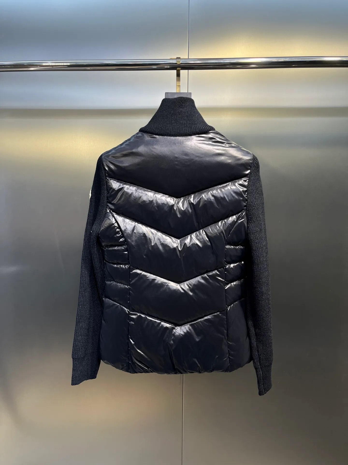 P700 Moncler muzzle classic stand collar zipper wool knitted splicing jacket single down! Checkered quilting and a waist-cinched silhouette are versatile and effortless. Original customized national standard 90 white duck down filling! Imported lightweight memory silk fabric, imported machine sewing line technology. Original hardware accessories, original mark and original label! Color: Black White Pink Size: S-M-L