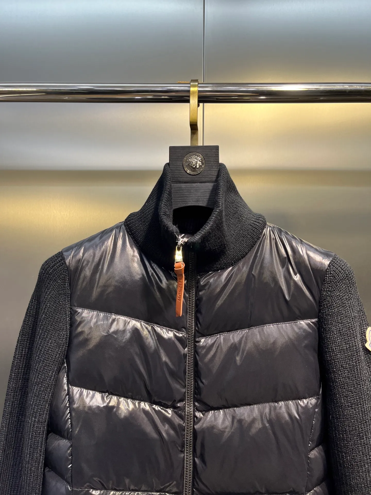 P700 Moncler muzzle classic stand collar zipper wool knitted splicing jacket single down! Checkered quilting and a waist-cinched silhouette are versatile and effortless. Original customized national standard 90 white duck down filling! Imported lightweight memory silk fabric, imported machine sewing line technology. Original hardware accessories, original mark and original label! Color: Black White Pink Size: S-M-L