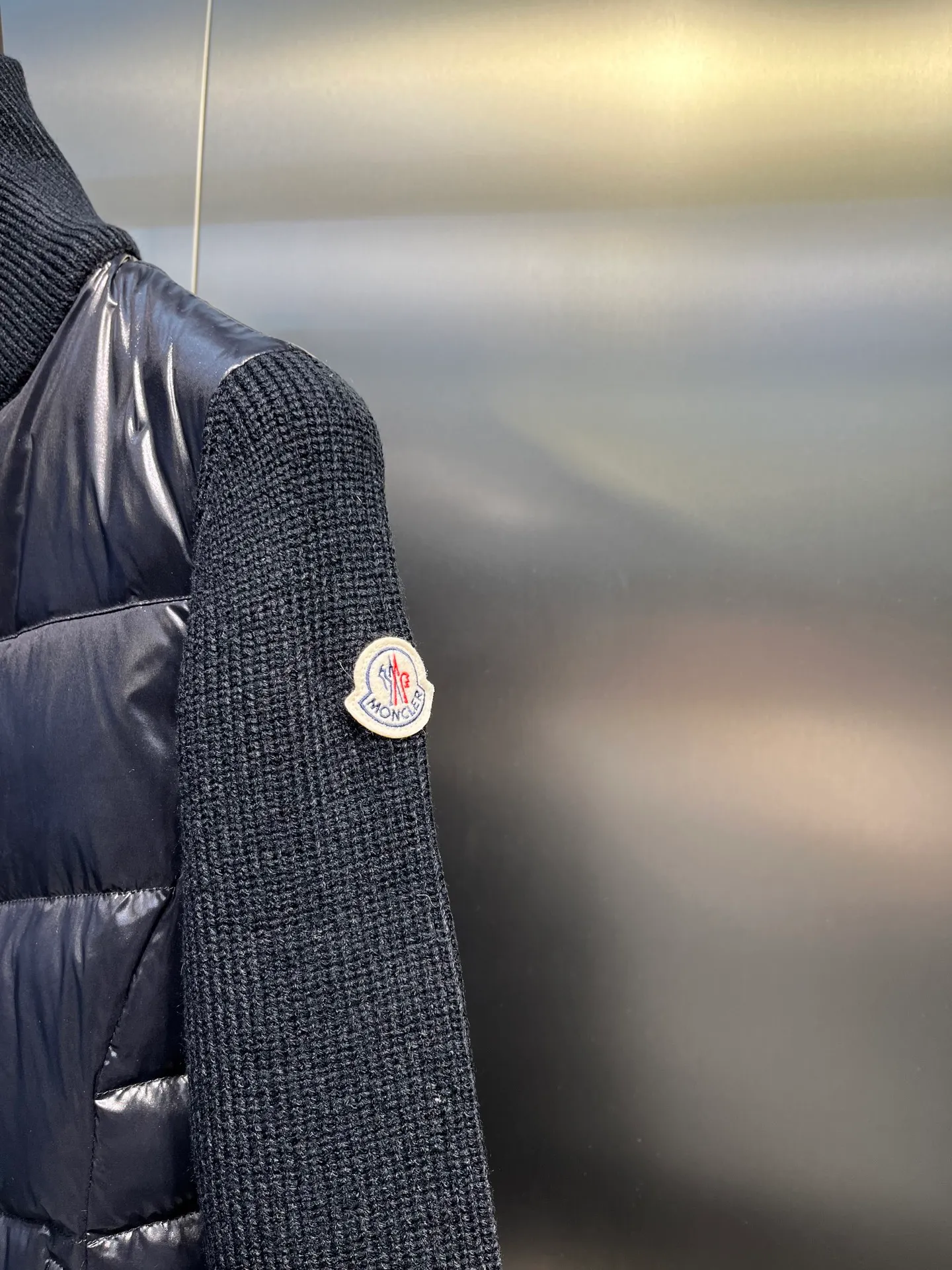 P700 Moncler muzzle classic stand collar zipper wool knitted splicing jacket single down! Checkered quilting and a waist-cinched silhouette are versatile and effortless. Original customized national standard 90 white duck down filling! Imported lightweight memory silk fabric, imported machine sewing line technology. Original hardware accessories, original mark and original label! Color: Black White Pink Size: S-M-L