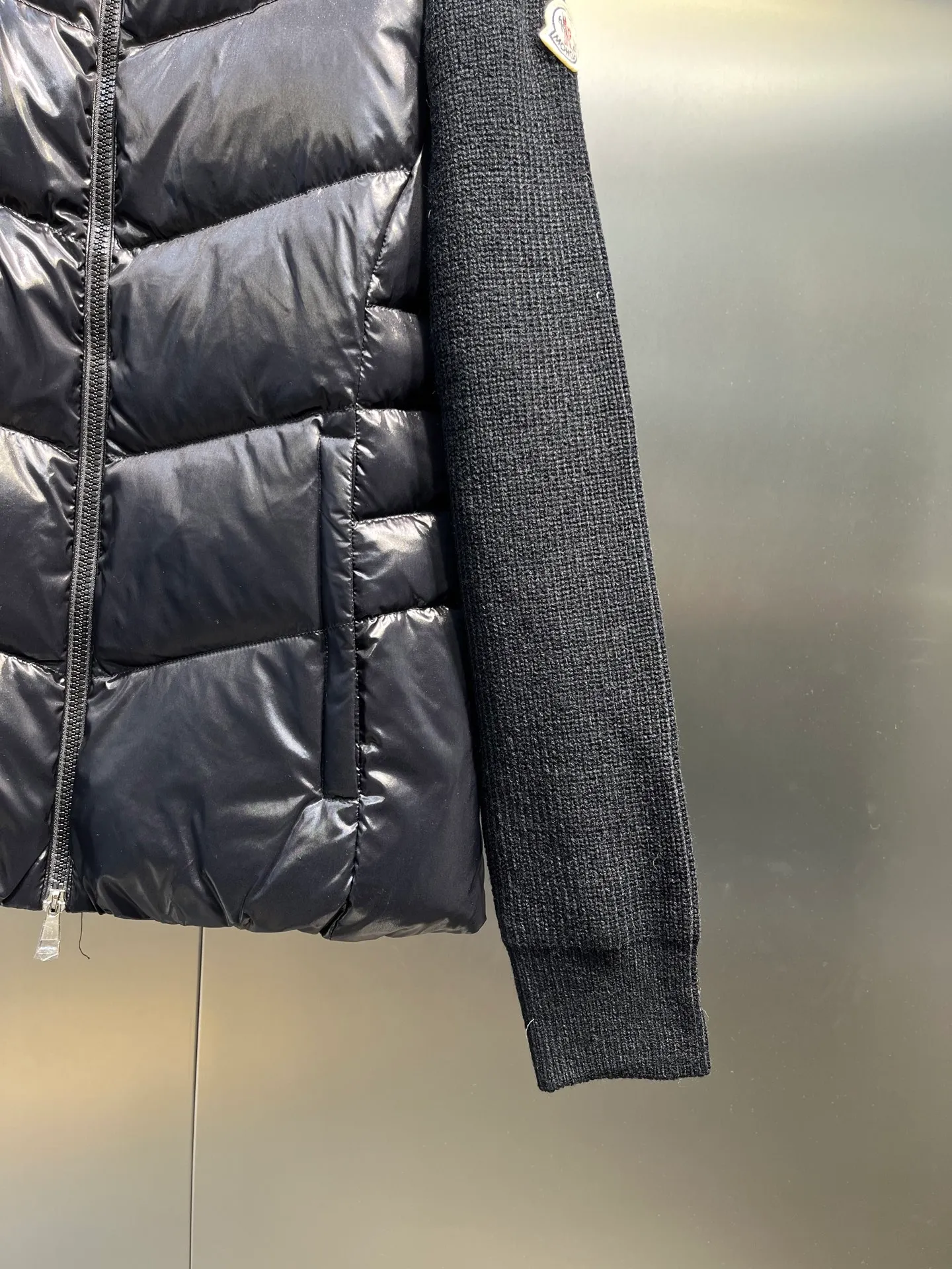 P700 Moncler muzzle classic stand collar zipper wool knitted splicing jacket single down! Checkered quilting and a waist-cinched silhouette are versatile and effortless. Original customized national standard 90 white duck down filling! Imported lightweight memory silk fabric, imported machine sewing line technology. Original hardware accessories, original mark and original label! Color: Black White Pink Size: S-M-L