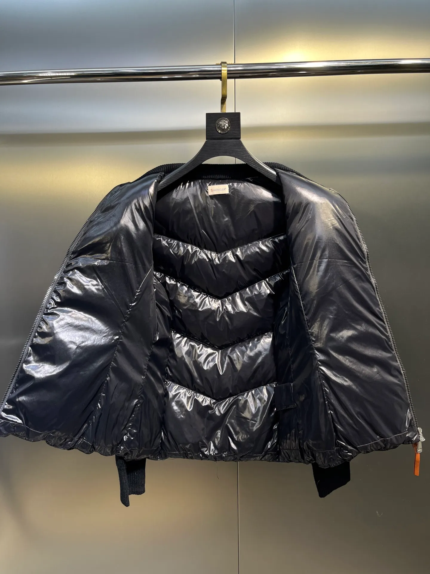 P700 Moncler muzzle classic stand collar zipper wool knitted splicing jacket single down! Checkered quilting and a waist-cinched silhouette are versatile and effortless. Original customized national standard 90 white duck down filling! Imported lightweight memory silk fabric, imported machine sewing line technology. Original hardware accessories, original mark and original label! Color: Black White Pink Size: S-M-L