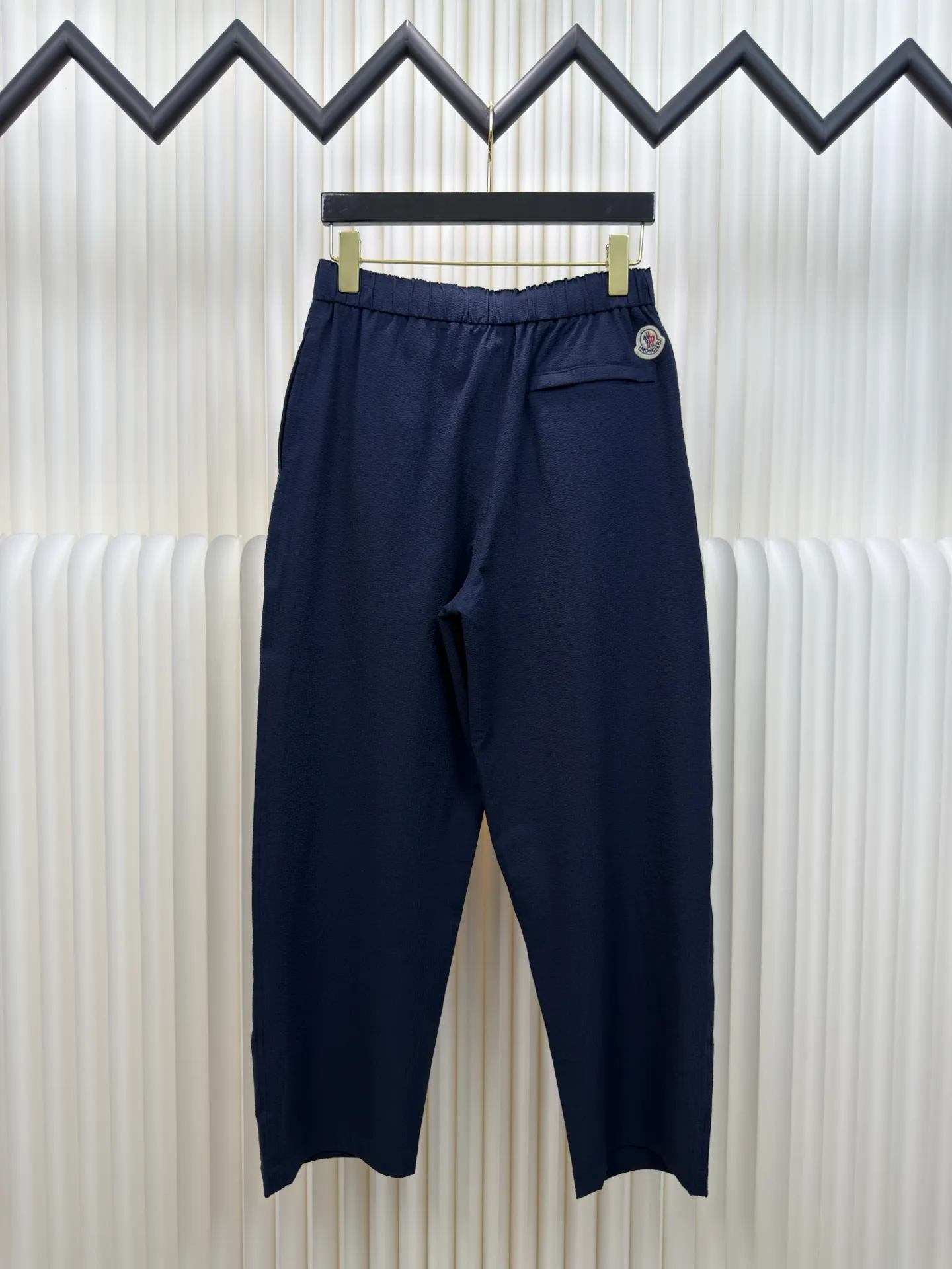 P410 MONCLER Puff Wrinkle Pants with Mouth, Authentic Open Version - Physical Counter - Top Luxury Quality 🆚Second Price of All Versions on the Market Made of cotton blended woven fabric with 76% high cotton content + 24% polyester fiber. The high cotton content ensures that the fabric is soft, skin-friendly, and has good breathability. The addition of a small amount of polyester fiber balances the wrinkle resistance and elasticity of the overall fabric and greatly reduces its shrinkage. After preshrinking, dimensional changes during washing are negligible. The fusion of the two makes the fabric combine anti-wrinkle, quick-drying, easy care and other characteristics without losing the advantages of good wearing experience and strong breathability.  The ground warp + bubble warp is independently let-off. The bubble warp yarn feeding speed is about 20% higher than the ground warp yarn feeding speed. During weaving, the bubble warp is relaxed and accumulated, forming a naturally arched bubble unit. Through the alternating arrangement of yarns and the change of floating tissue, a clear grid frame is built between the bubble units. Finally, the bubble three-dimensional effect and grid outline are locked through high-temperature heat setting. Size:1 2 3 4