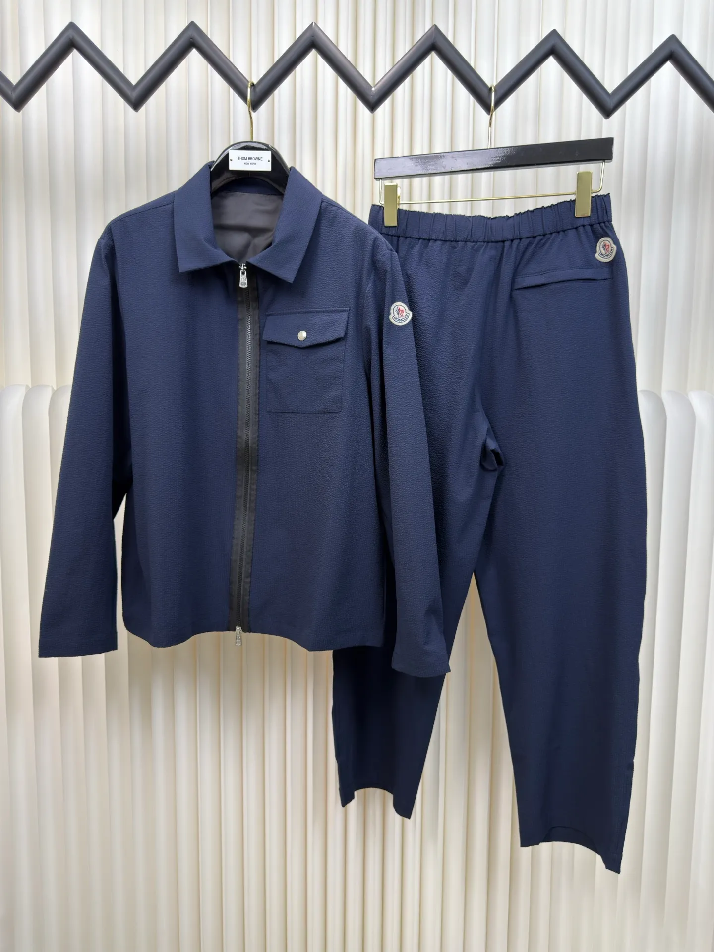 P410 MONCLER Puff Wrinkle Pants with Mouth, Authentic Open Version - Physical Counter - Top Luxury Quality 🆚Second Price of All Versions on the Market Made of cotton blended woven fabric with 76% high cotton content + 24% polyester fiber. The high cotton content ensures that the fabric is soft, skin-friendly, and has good breathability. The addition of a small amount of polyester fiber balances the wrinkle resistance and elasticity of the overall fabric and greatly reduces its shrinkage. After preshrinking, dimensional changes during washing are negligible. The fusion of the two makes the fabric combine anti-wrinkle, quick-drying, easy care and other characteristics without losing the advantages of good wearing experience and strong breathability.  The ground warp + bubble warp is independently let-off. The bubble warp yarn feeding speed is about 20% higher than the ground warp yarn feeding speed. During weaving, the bubble warp is relaxed and accumulated, forming a naturally arched bubble unit. Through the alternating arrangement of yarns and the change of floating tissue, a clear grid frame is built between the bubble units. Finally, the bubble three-dimensional effect and grid outline are locked through high-temperature heat setting. Size:1 2 3 4