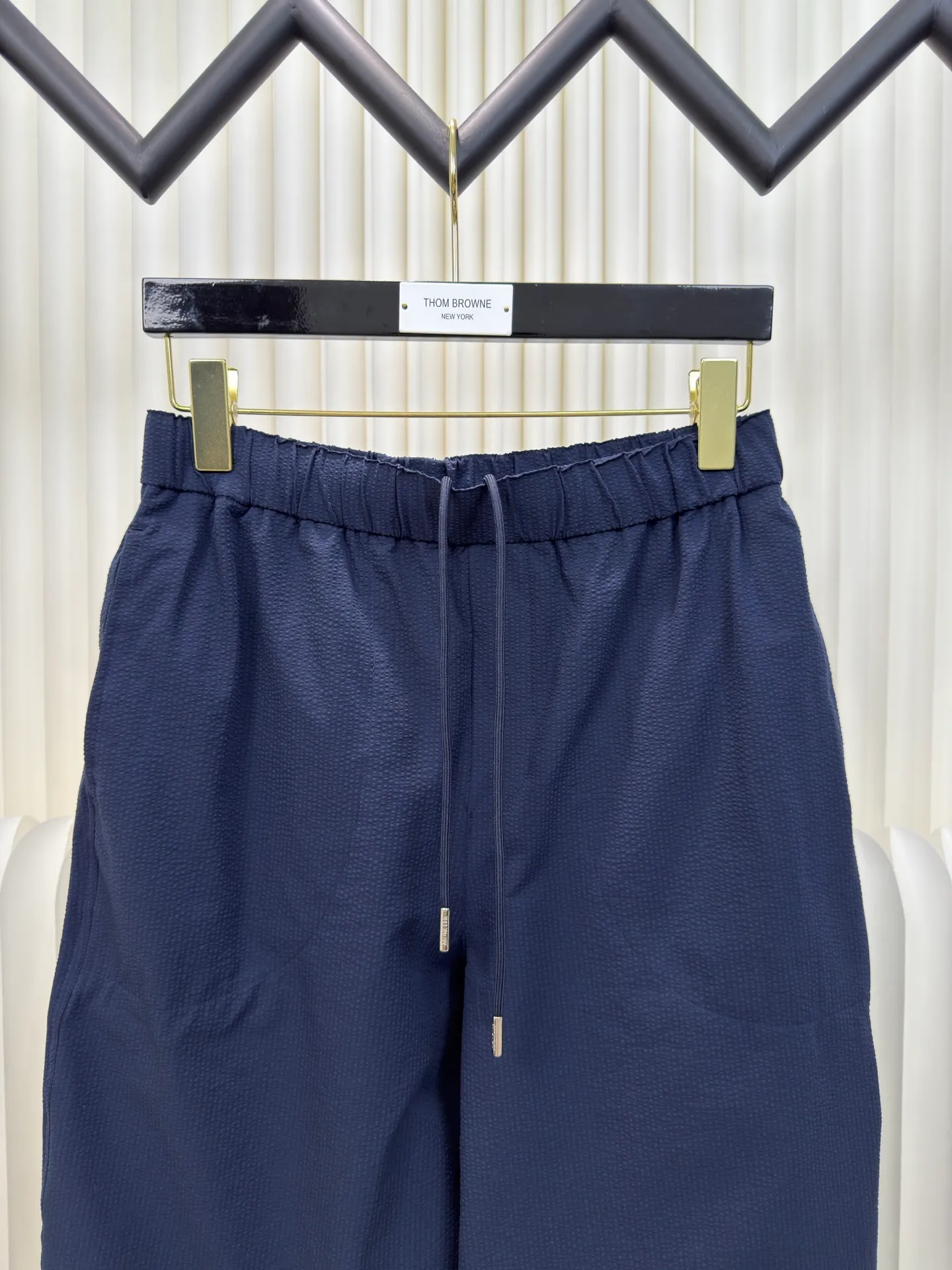 P410 MONCLER Puff Wrinkle Pants with Mouth, Authentic Open Version - Physical Counter - Top Luxury Quality 🆚Second Price of All Versions on the Market Made of cotton blended woven fabric with 76% high cotton content + 24% polyester fiber. The high cotton content ensures that the fabric is soft, skin-friendly, and has good breathability. The addition of a small amount of polyester fiber balances the wrinkle resistance and elasticity of the overall fabric and greatly reduces its shrinkage. After preshrinking, dimensional changes during washing are negligible. The fusion of the two makes the fabric combine anti-wrinkle, quick-drying, easy care and other characteristics without losing the advantages of good wearing experience and strong breathability.  The ground warp + bubble warp is independently let-off. The bubble warp yarn feeding speed is about 20% higher than the ground warp yarn feeding speed. During weaving, the bubble warp is relaxed and accumulated, forming a naturally arched bubble unit. Through the alternating arrangement of yarns and the change of floating tissue, a clear grid frame is built between the bubble units. Finally, the bubble three-dimensional effect and grid outline are locked through high-temperature heat setting. Size:1 2 3 4