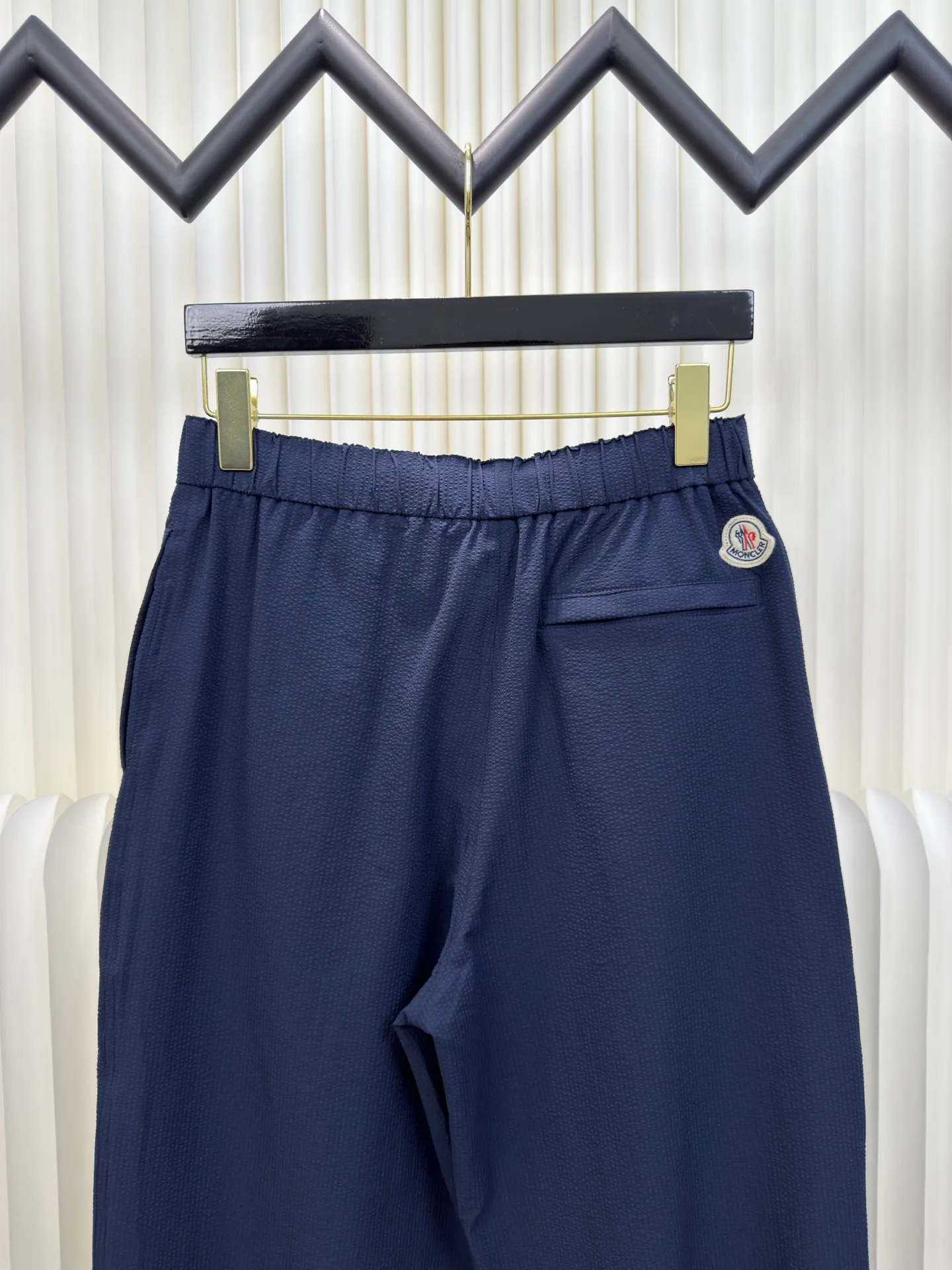 P410 MONCLER Puff Wrinkle Pants with Mouth, Authentic Open Version - Physical Counter - Top Luxury Quality 🆚Second Price of All Versions on the Market Made of cotton blended woven fabric with 76% high cotton content + 24% polyester fiber. The high cotton content ensures that the fabric is soft, skin-friendly, and has good breathability. The addition of a small amount of polyester fiber balances the wrinkle resistance and elasticity of the overall fabric and greatly reduces its shrinkage. After preshrinking, dimensional changes during washing are negligible. The fusion of the two makes the fabric combine anti-wrinkle, quick-drying, easy care and other characteristics without losing the advantages of good wearing experience and strong breathability.  The ground warp + bubble warp is independently let-off. The bubble warp yarn feeding speed is about 20% higher than the ground warp yarn feeding speed. During weaving, the bubble warp is relaxed and accumulated, forming a naturally arched bubble unit. Through the alternating arrangement of yarns and the change of floating tissue, a clear grid frame is built between the bubble units. Finally, the bubble three-dimensional effect and grid outline are locked through high-temperature heat setting. Size:1 2 3 4