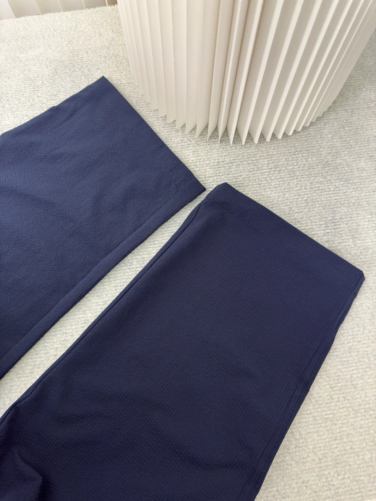 P410 MONCLER Puff Wrinkle Pants with Mouth, Authentic Open Version - Physical Counter - Top Luxury Quality 🆚Second Price of All Versions on the Market Made of cotton blended woven fabric with 76% high cotton content + 24% polyester fiber. The high cotton content ensures that the fabric is soft, skin-friendly, and has good breathability. The addition of a small amount of polyester fiber balances the wrinkle resistance and elasticity of the overall fabric and greatly reduces its shrinkage. After preshrinking, dimensional changes during washing are negligible. The fusion of the two makes the fabric combine anti-wrinkle, quick-drying, easy care and other characteristics without losing the advantages of good wearing experience and strong breathability.  The ground warp + bubble warp is independently let-off. The bubble warp yarn feeding speed is about 20% higher than the ground warp yarn feeding speed. During weaving, the bubble warp is relaxed and accumulated, forming a naturally arched bubble unit. Through the alternating arrangement of yarns and the change of floating tissue, a clear grid frame is built between the bubble units. Finally, the bubble three-dimensional effect and grid outline are locked through high-temperature heat setting. Size:1 2 3 4