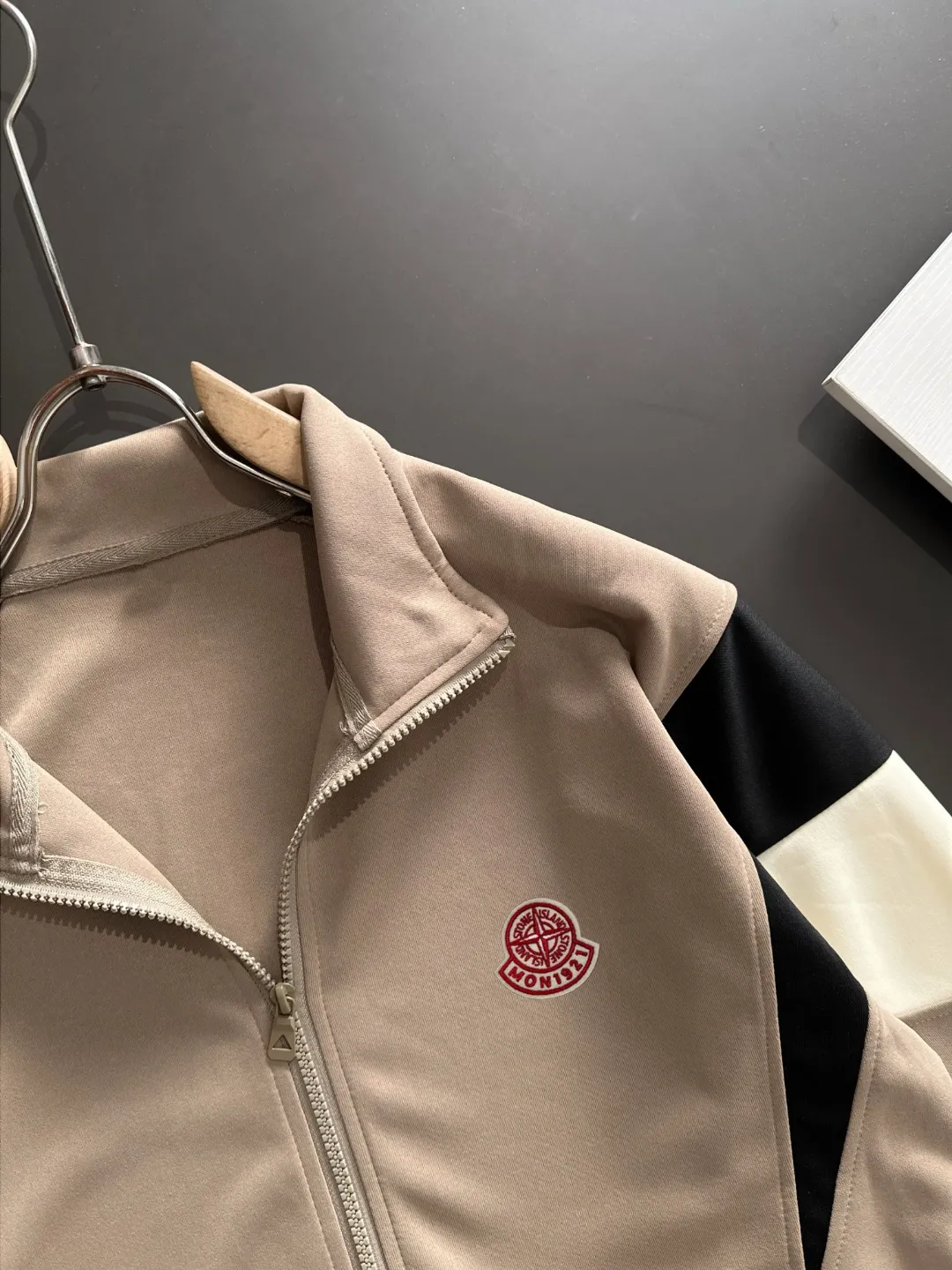 2-3 days to ship P720 Stone lsland/Stone Island joint MONCLER/Mongolian high quality 2025 autumn and winter new casual heavy industry suit exclusively developed by yb! High quality production! The top version of the trading company channel order, external orders for imported custom fabrics, high breathability and comfort, impeccable details, absolutely worth buying! This type of suit is also a must-have for lazy people. You don’t have to think about how to match it, you can just get it in one set! Brand element design concept, delicate and soft feel! It presents a casual cut and the upper body shape is great! On sale simultaneously on the official website! From a high-end men's positioning brand, the low-key luxury taste is irresistible! Exquisite workmanship and impeccable quality! The overall style is simple, fashionable and timeless, fully meeting the requirements of stylish and tasteful dressing! Size: M to 4XL (or state your height and weight when placing an order)