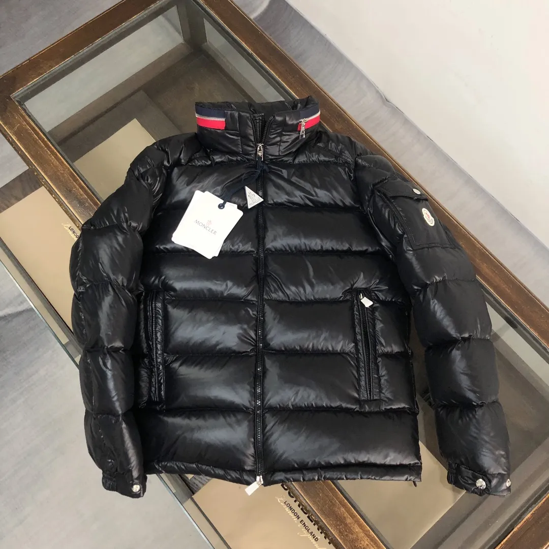 P880 🆕❤️Moncler’s latest 2024 autumn and winter couple’s style down jacket, with a streamlined straight cut design and a pull-out hood that can be properly stored in the zipper stand collar. Tricolor trim accents the collar. Filled with 90 velvet, warm and comfortable without being bloated, the bread suit pattern is formed by large squares, each square is evenly distributed✅ Color: Black Green Code Number: 1 2 3 4 5 (M～3xl)