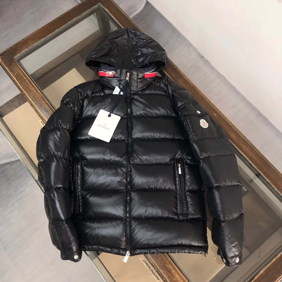 P880 🆕❤️Moncler’s latest 2024 autumn and winter couple’s style down jacket, with a streamlined straight cut design and a pull-out hood that can be properly stored in the zipper stand collar. Tricolor trim accents the collar. Filled with 90 velvet, warm and comfortable without being bloated, the bread suit pattern is formed by large squares, each square is evenly distributed✅ Color: Black Green Code Number: 1 2 3 4 5 (M～3xl)