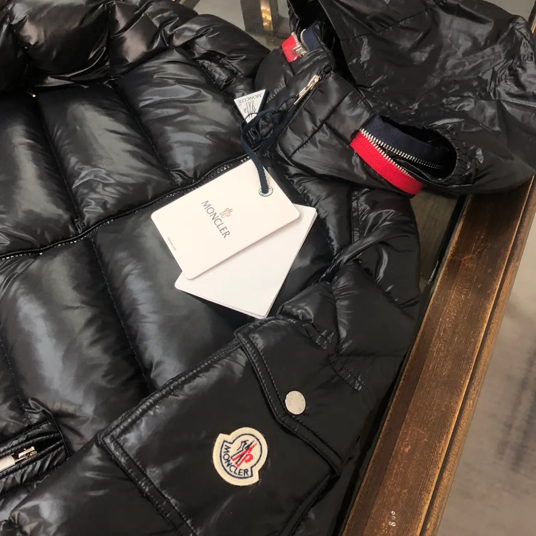 P880 🆕❤️Moncler’s latest 2024 autumn and winter couple’s style down jacket, with a streamlined straight cut design and a pull-out hood that can be properly stored in the zipper stand collar. Tricolor trim accents the collar. Filled with 90 velvet, warm and comfortable without being bloated, the bread suit pattern is formed by large squares, each square is evenly distributed✅ Color: Black Green Code Number: 1 2 3 4 5 (M～3xl)