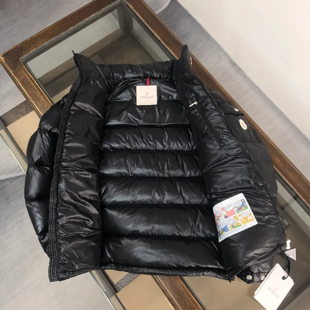 P880 🆕❤️Moncler’s latest 2024 autumn and winter couple’s style down jacket, with a streamlined straight cut design and a pull-out hood that can be properly stored in the zipper stand collar. Tricolor trim accents the collar. Filled with 90 velvet, warm and comfortable without being bloated, the bread suit pattern is formed by large squares, each square is evenly distributed✅ Color: Black Green Code Number: 1 2 3 4 5 (M～3xl)