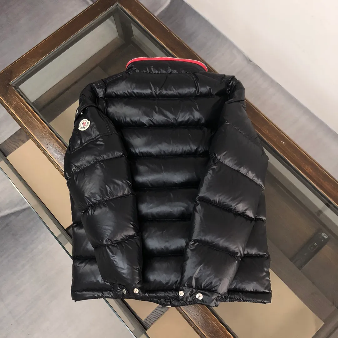 P880 🆕❤️Moncler’s latest 2024 autumn and winter couple’s style down jacket, with a streamlined straight cut design and a pull-out hood that can be properly stored in the zipper stand collar. Tricolor trim accents the collar. Filled with 90 velvet, warm and comfortable without being bloated, the bread suit pattern is formed by large squares, each square is evenly distributed✅ Color: Black Green Code Number: 1 2 3 4 5 (M～3xl)
