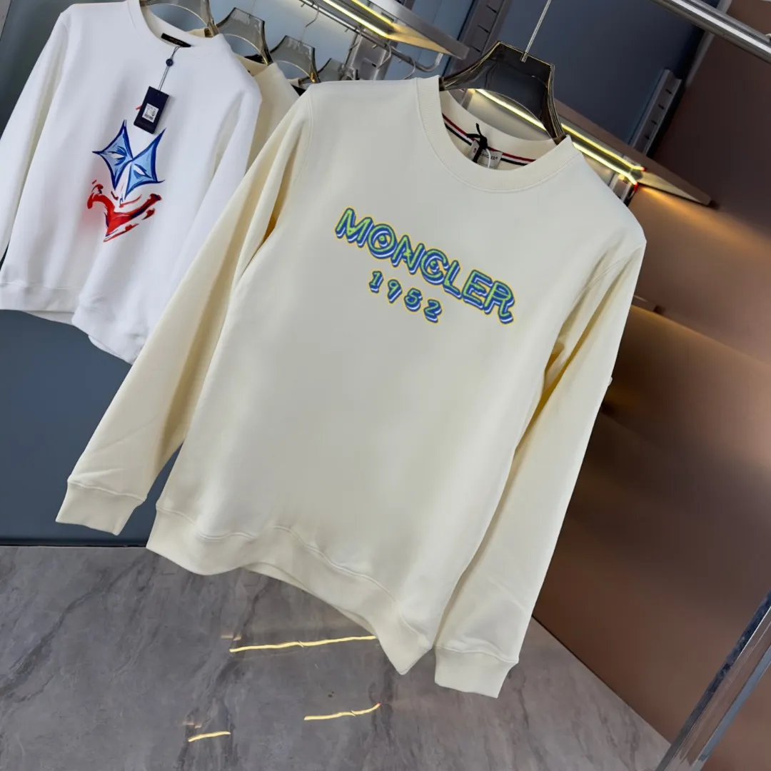 P210 High-version sweatshirt) [Long-term stock] 〖𝐌𝐎𝐍𝐂𝐋𝐄𝐑~Mask〗 Made of 440g heavy-weight fabric. It is different from the market currency. It can be matched with any variety and is properly handsome. 😎The whole dress is made of double waistcoats. The double waistcoats make the whole dress more three-dimensional. Not ordinary factories can do such fine work. 2025 Spring runway version of the T stage, on sale at the counter, round neck terry sweatshirt, high-end double-strand pure cotton, custom-made stretch ribs, dyed in the same vat, complete with three standards, matched with exquisite embroidered LOGO on the chest, simple and advanced, same style for men and women. Color: black, apricot, white, size: S M L XL 2XL