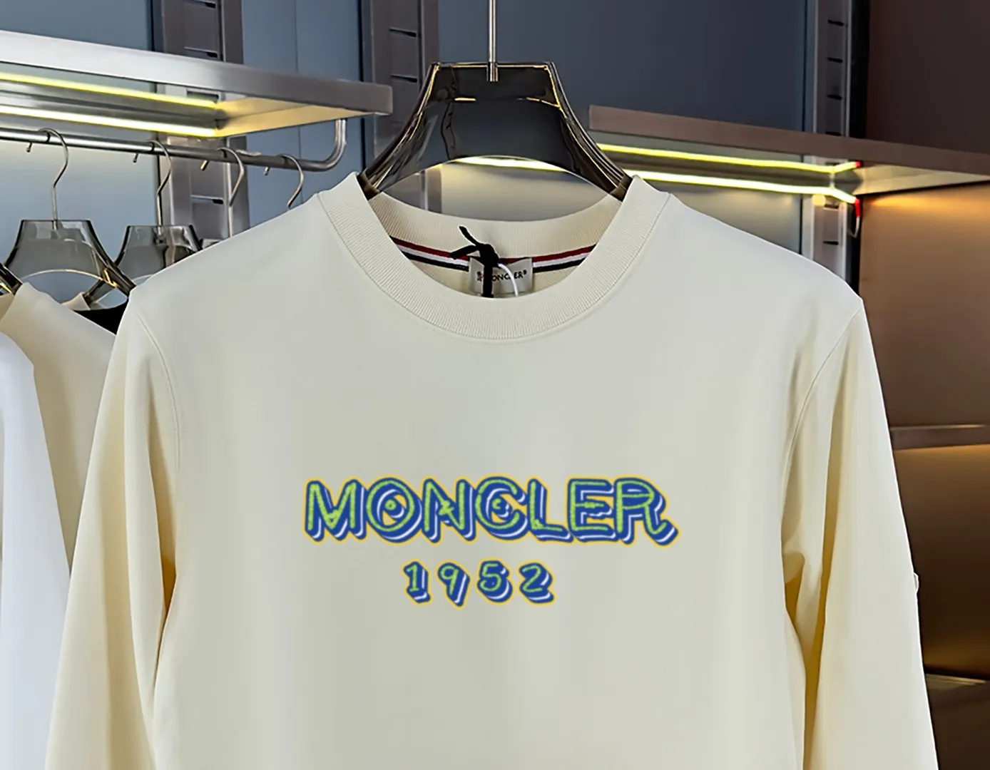 P210 High-version sweatshirt) [Long-term stock] 〖𝐌𝐎𝐍𝐂𝐋𝐄𝐑~Mask〗 Made of 440g heavy-weight fabric. It is different from the market currency. It can be matched with any variety and is properly handsome. 😎The whole dress is made of double waistcoats. The double waistcoats make the whole dress more three-dimensional. Not ordinary factories can do such fine work. 2025 Spring runway version of the T stage, on sale at the counter, round neck terry sweatshirt, high-end double-strand pure cotton, custom-made stretch ribs, dyed in the same vat, complete with three standards, matched with exquisite embroidered LOGO on the chest, simple and advanced, same style for men and women. Color: black, apricot, white, size: S M L XL 2XL