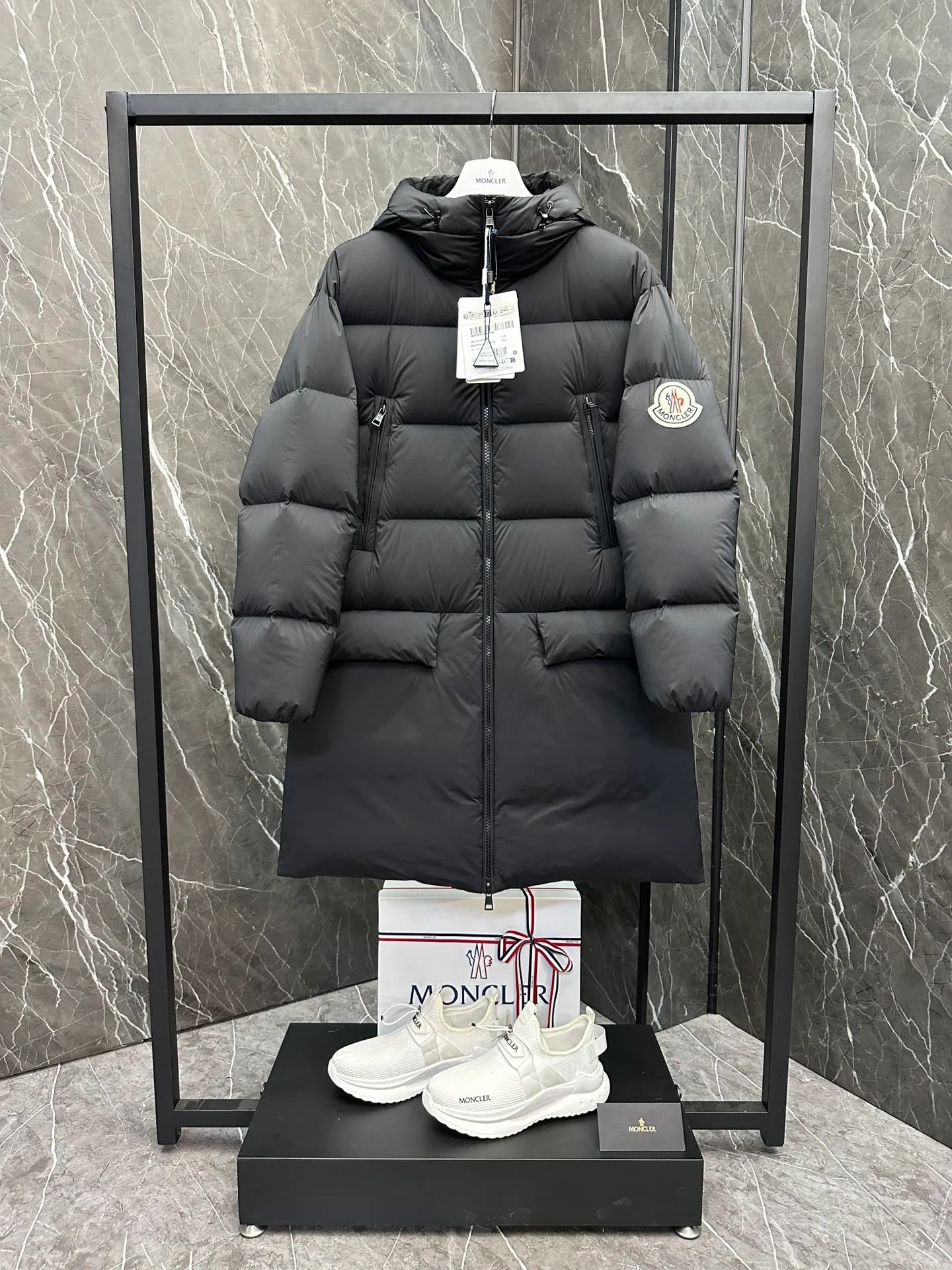 P880 ⬆️Moncler Bosona mid-length large felt badge down jacket. A popular style. Good-looking for both men and women. ❗️❗️❗️ This Bosona men's long down jacket combines Moncler's classic aesthetics, excellent performance and protective features.  The Bosona long down jacket is made of longue saison fabric and is designed with practical details to provide both warmth and protection. As a Moncler classic, this down jacket features a detachable hood and a front zipper placket that covers the windshield, significantly improving its protective performance. Details •Made from longue saison fabric •Longue saison lining •Filled with down •Removable hood •Zip and snap closure •Zip pockets •Patch pockets on sleeves •Adjustable cuffs •Drawstring hem Size: 1-5 Couple D74108056980