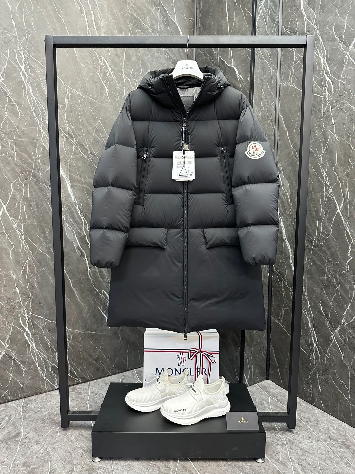 P880 ⬆️Moncler Bosona mid-length large felt badge down jacket. A popular style. Good-looking for both men and women. ❗️❗️❗️ This Bosona men's long down jacket combines Moncler's classic aesthetics, excellent performance and protective features.  The Bosona long down jacket is made of longue saison fabric and is designed with practical details to provide both warmth and protection. As a Moncler classic, this down jacket features a detachable hood and a front zipper placket that covers the windshield, significantly improving its protective performance. Details •Made from longue saison fabric •Longue saison lining •Filled with down •Removable hood •Zip and snap closure •Zip pockets •Patch pockets on sleeves •Adjustable cuffs •Drawstring hem Size: 1-5 Couple D74108056980