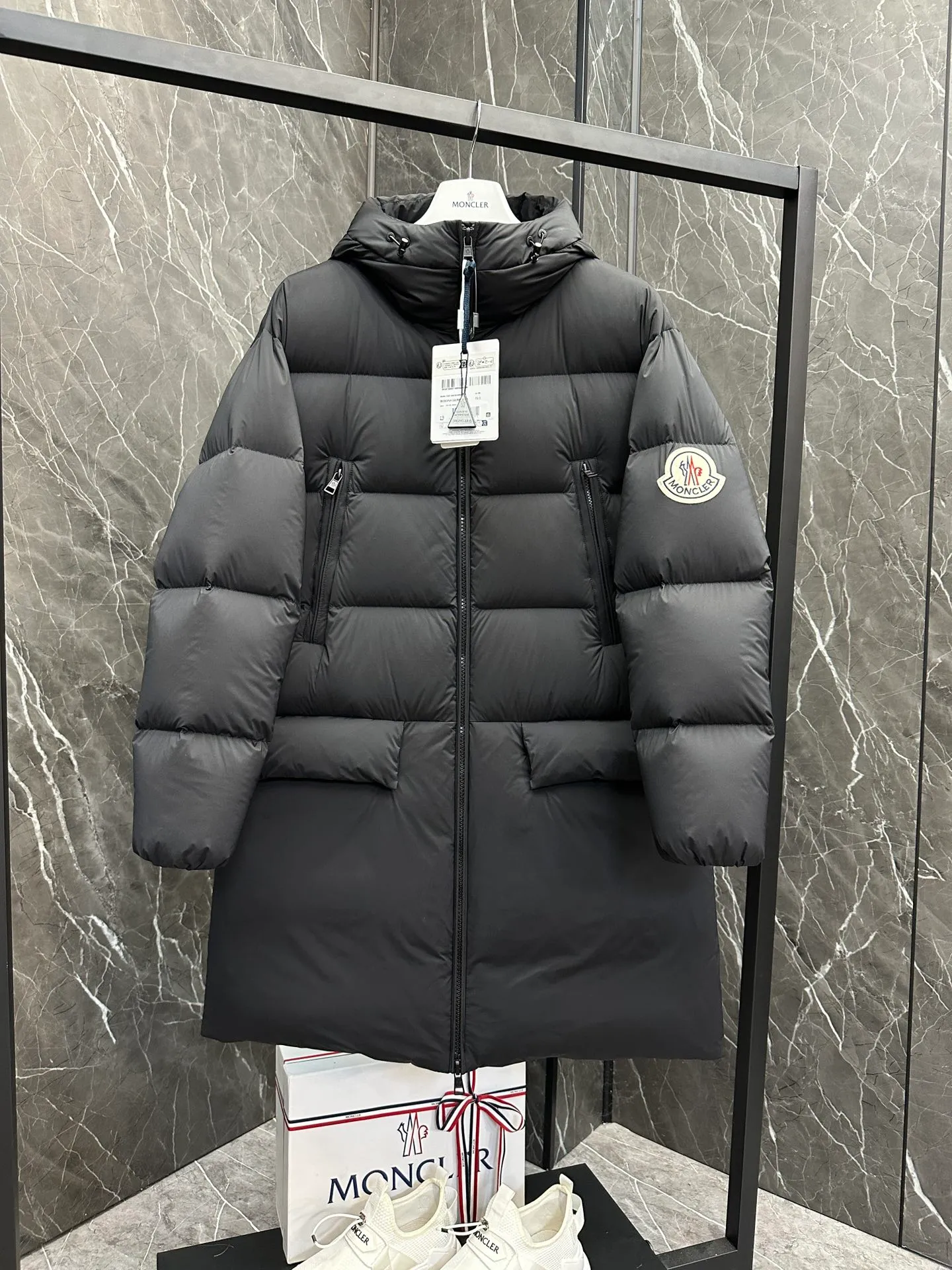 P880 ⬆️Moncler Bosona mid-length large felt badge down jacket. A popular style. Good-looking for both men and women. ❗️❗️❗️ This Bosona men's long down jacket combines Moncler's classic aesthetics, excellent performance and protective features.  The Bosona long down jacket is made of longue saison fabric and is designed with practical details to provide both warmth and protection. As a Moncler classic, this down jacket features a detachable hood and a front zipper placket that covers the windshield, significantly improving its protective performance. Details •Made from longue saison fabric •Longue saison lining •Filled with down •Removable hood •Zip and snap closure •Zip pockets •Patch pockets on sleeves •Adjustable cuffs •Drawstring hem Size: 1-5 Couple D74108056980