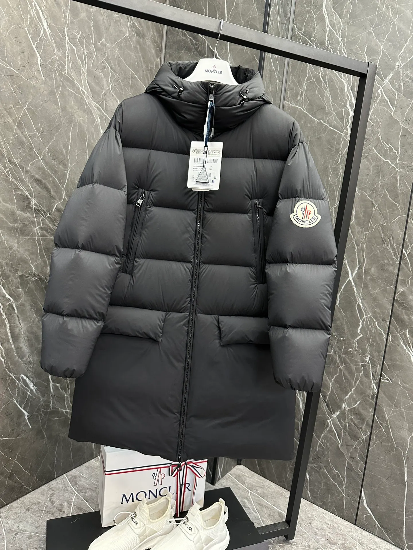 P880 ⬆️Moncler Bosona mid-length large felt badge down jacket. A popular style. Good-looking for both men and women. ❗️❗️❗️ This Bosona men's long down jacket combines Moncler's classic aesthetics, excellent performance and protective features.  The Bosona long down jacket is made of longue saison fabric and is designed with practical details to provide both warmth and protection. As a Moncler classic, this down jacket features a detachable hood and a front zipper placket that covers the windshield, significantly improving its protective performance. Details •Made from longue saison fabric •Longue saison lining •Filled with down •Removable hood •Zip and snap closure •Zip pockets •Patch pockets on sleeves •Adjustable cuffs •Drawstring hem Size: 1-5 Couple D74108056980