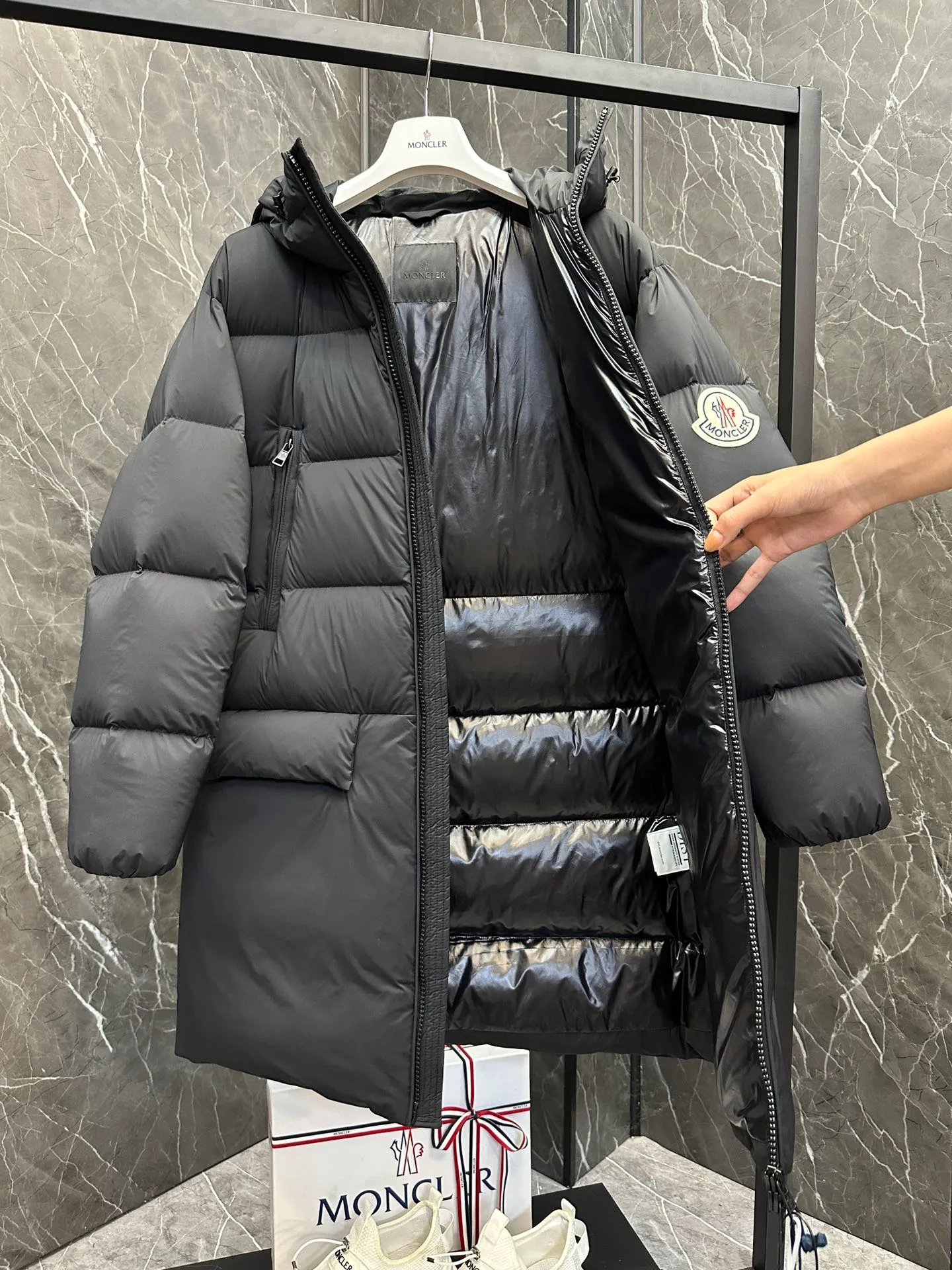 P880 ⬆️Moncler Bosona mid-length large felt badge down jacket. A popular style. Good-looking for both men and women. ❗️❗️❗️ This Bosona men's long down jacket combines Moncler's classic aesthetics, excellent performance and protective features.  The Bosona long down jacket is made of longue saison fabric and is designed with practical details to provide both warmth and protection. As a Moncler classic, this down jacket features a detachable hood and a front zipper placket that covers the windshield, significantly improving its protective performance. Details •Made from longue saison fabric •Longue saison lining •Filled with down •Removable hood •Zip and snap closure •Zip pockets •Patch pockets on sleeves •Adjustable cuffs •Drawstring hem Size: 1-5 Couple D74108056980