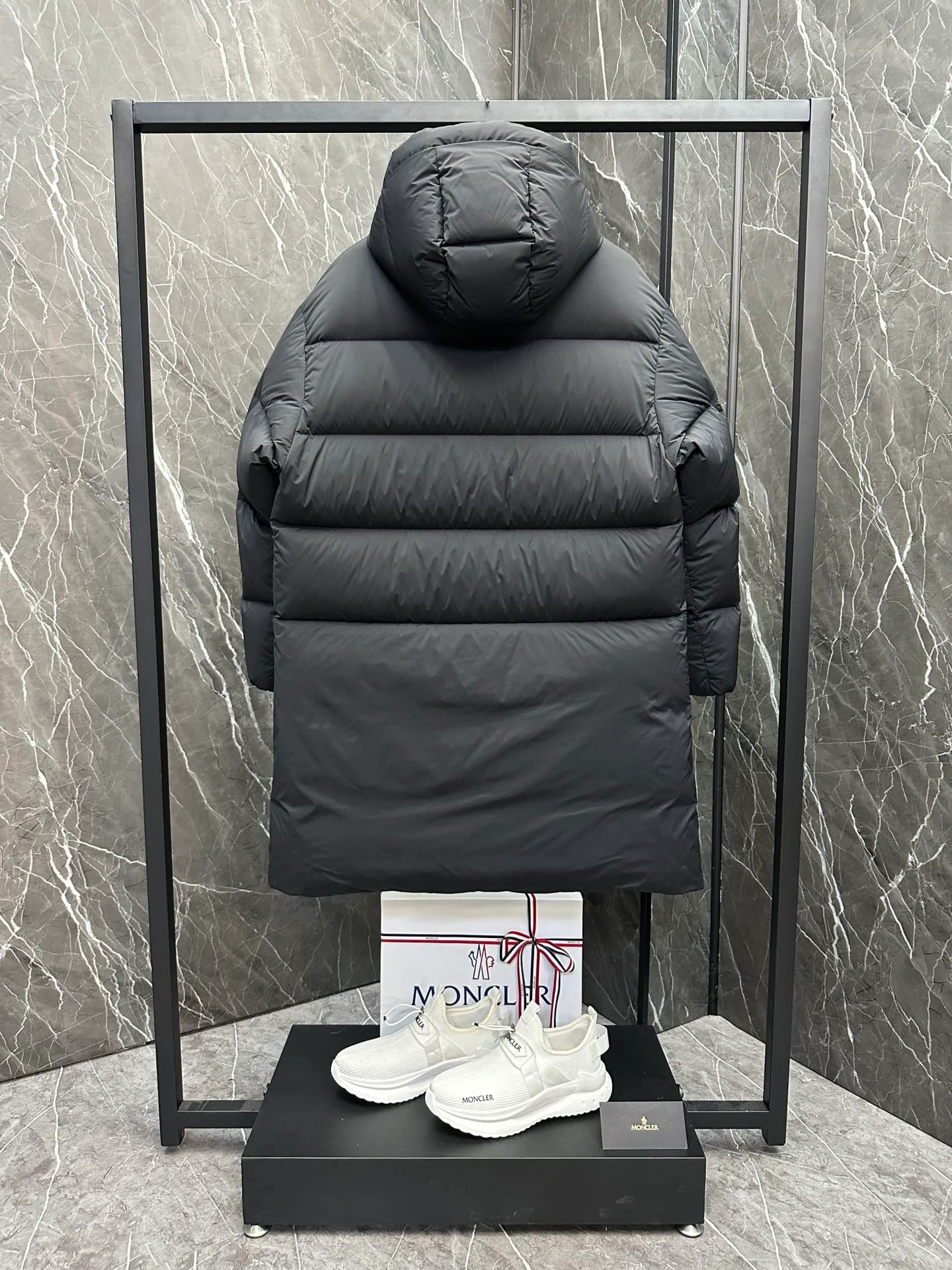 P880 ⬆️Moncler Bosona mid-length large felt badge down jacket. A popular style. Good-looking for both men and women. ❗️❗️❗️ This Bosona men's long down jacket combines Moncler's classic aesthetics, excellent performance and protective features.  The Bosona long down jacket is made of longue saison fabric and is designed with practical details to provide both warmth and protection. As a Moncler classic, this down jacket features a detachable hood and a front zipper placket that covers the windshield, significantly improving its protective performance. Details •Made from longue saison fabric •Longue saison lining •Filled with down •Removable hood •Zip and snap closure •Zip pockets •Patch pockets on sleeves •Adjustable cuffs •Drawstring hem Size: 1-5 Couple D74108056980