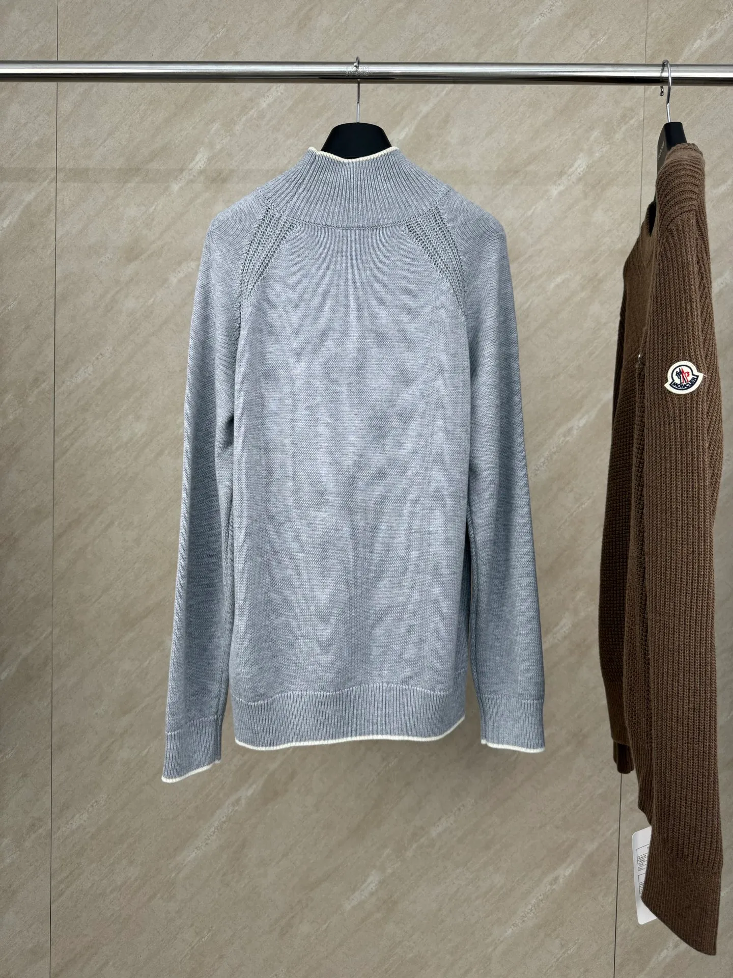 P430 Moncler Mouth Logo High Neck Knitted Long Sleeve Sweater Size: S/M/L/XL The sweater adopts high collar knitting technology, and the neck texture is tight and elastic, which is both warm and stylish. In terms of detailed craftsmanship, hollow knitting splicing technology is used on the shoulders, with fine texture and distinct layers, which enhances the design sense of the body; the contrasting rib technology on the cuffs and hem forms a soft contrast with the main color, improving the overall sophistication; the brand logo on the left arm uses three-dimensional embroidery technology, with precise stitching, highlighting the brand recognition. Made of high-quality knitted fabrics and made with fine weaving technology, it is skin-friendly, comfortable and has a crisp silhouette. From the warm design of the collar to the details of the embroidery, every craftsmanship reflects the brand's dual pursuit of quality and fashion. It is an autumn and winter item that combines practicality and design. Purchase the original version for development, order the color and dye it, and feel free to compare it with any version on the market!