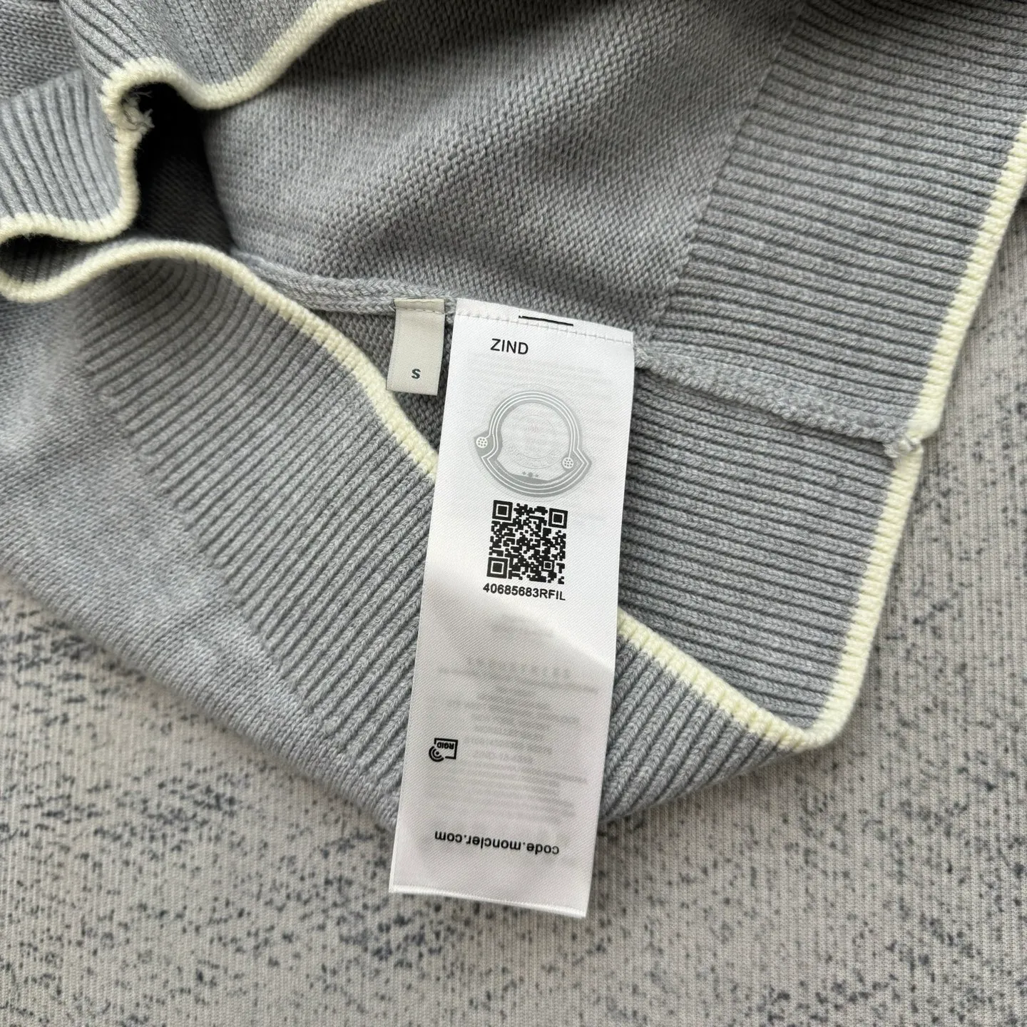 P430 Moncler Mouth Logo High Neck Knitted Long Sleeve Sweater Size: S/M/L/XL The sweater adopts high collar knitting technology, and the neck texture is tight and elastic, which is both warm and stylish. In terms of detailed craftsmanship, hollow knitting splicing technology is used on the shoulders, with fine texture and distinct layers, which enhances the design sense of the body; the contrasting rib technology on the cuffs and hem forms a soft contrast with the main color, improving the overall sophistication; the brand logo on the left arm uses three-dimensional embroidery technology, with precise stitching, highlighting the brand recognition. Made of high-quality knitted fabrics and made with fine weaving technology, it is skin-friendly, comfortable and has a crisp silhouette. From the warm design of the collar to the details of the embroidery, every craftsmanship reflects the brand's dual pursuit of quality and fashion. It is an autumn and winter item that combines practicality and design. Purchase the original version for development, order the color and dye it, and feel free to compare it with any version on the market!