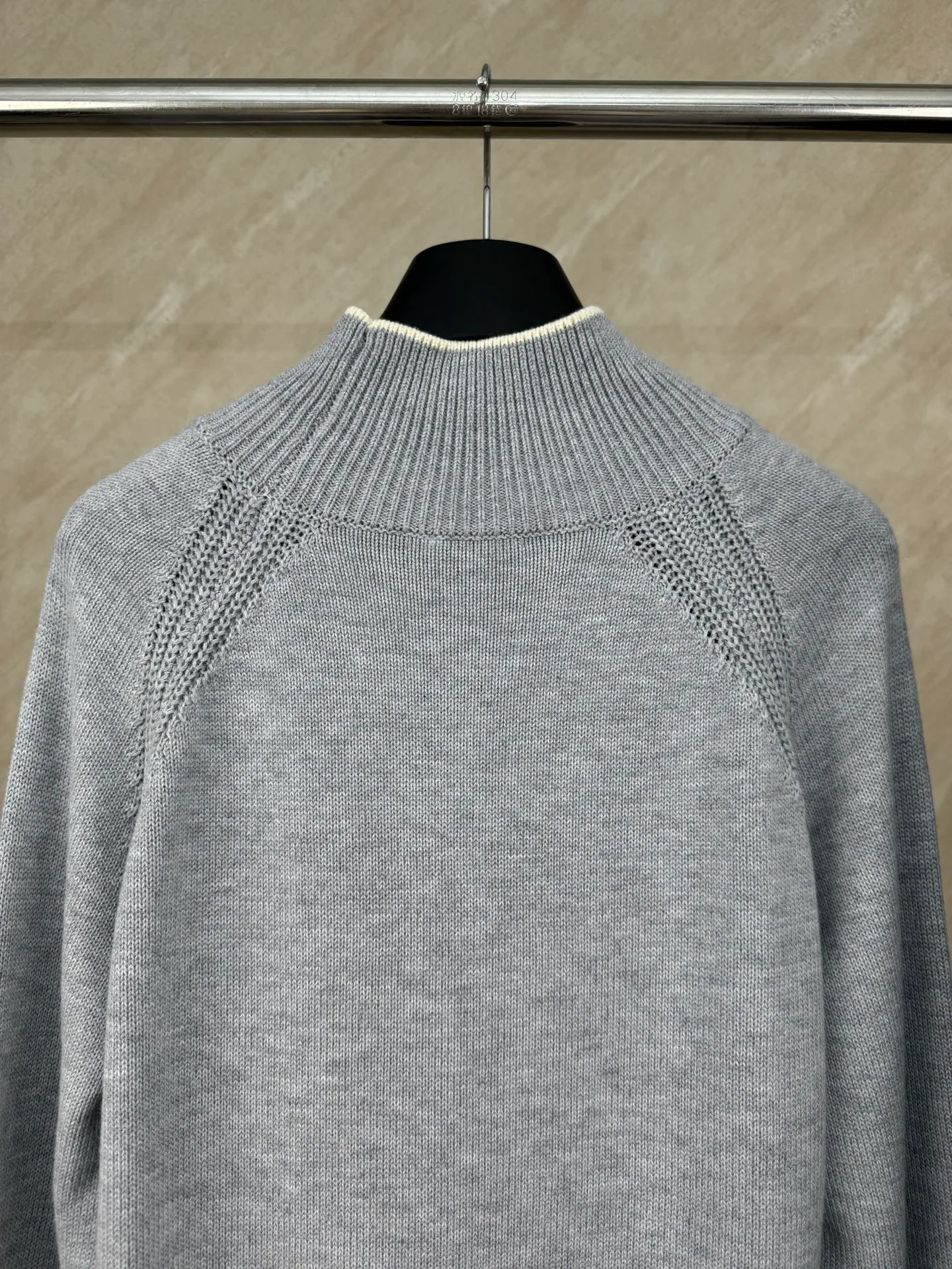 P430 Moncler Mouth Logo High Neck Knitted Long Sleeve Sweater Size: S/M/L/XL The sweater adopts high collar knitting technology, and the neck texture is tight and elastic, which is both warm and stylish. In terms of detailed craftsmanship, hollow knitting splicing technology is used on the shoulders, with fine texture and distinct layers, which enhances the design sense of the body; the contrasting rib technology on the cuffs and hem forms a soft contrast with the main color, improving the overall sophistication; the brand logo on the left arm uses three-dimensional embroidery technology, with precise stitching, highlighting the brand recognition. Made of high-quality knitted fabrics and made with fine weaving technology, it is skin-friendly, comfortable and has a crisp silhouette. From the warm design of the collar to the details of the embroidery, every craftsmanship reflects the brand's dual pursuit of quality and fashion. It is an autumn and winter item that combines practicality and design. Purchase the original version for development, order the color and dye it, and feel free to compare it with any version on the market!