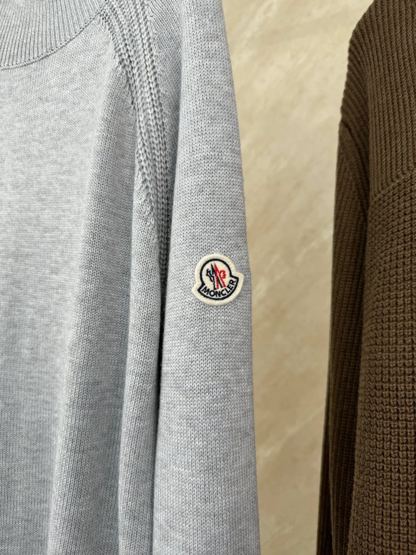 P430 Moncler Mouth Logo High Neck Knitted Long Sleeve Sweater Size: S/M/L/XL The sweater adopts high collar knitting technology, and the neck texture is tight and elastic, which is both warm and stylish. In terms of detailed craftsmanship, hollow knitting splicing technology is used on the shoulders, with fine texture and distinct layers, which enhances the design sense of the body; the contrasting rib technology on the cuffs and hem forms a soft contrast with the main color, improving the overall sophistication; the brand logo on the left arm uses three-dimensional embroidery technology, with precise stitching, highlighting the brand recognition. Made of high-quality knitted fabrics and made with fine weaving technology, it is skin-friendly, comfortable and has a crisp silhouette. From the warm design of the collar to the details of the embroidery, every craftsmanship reflects the brand's dual pursuit of quality and fashion. It is an autumn and winter item that combines practicality and design. Purchase the original version for development, order the color and dye it, and feel free to compare it with any version on the market!